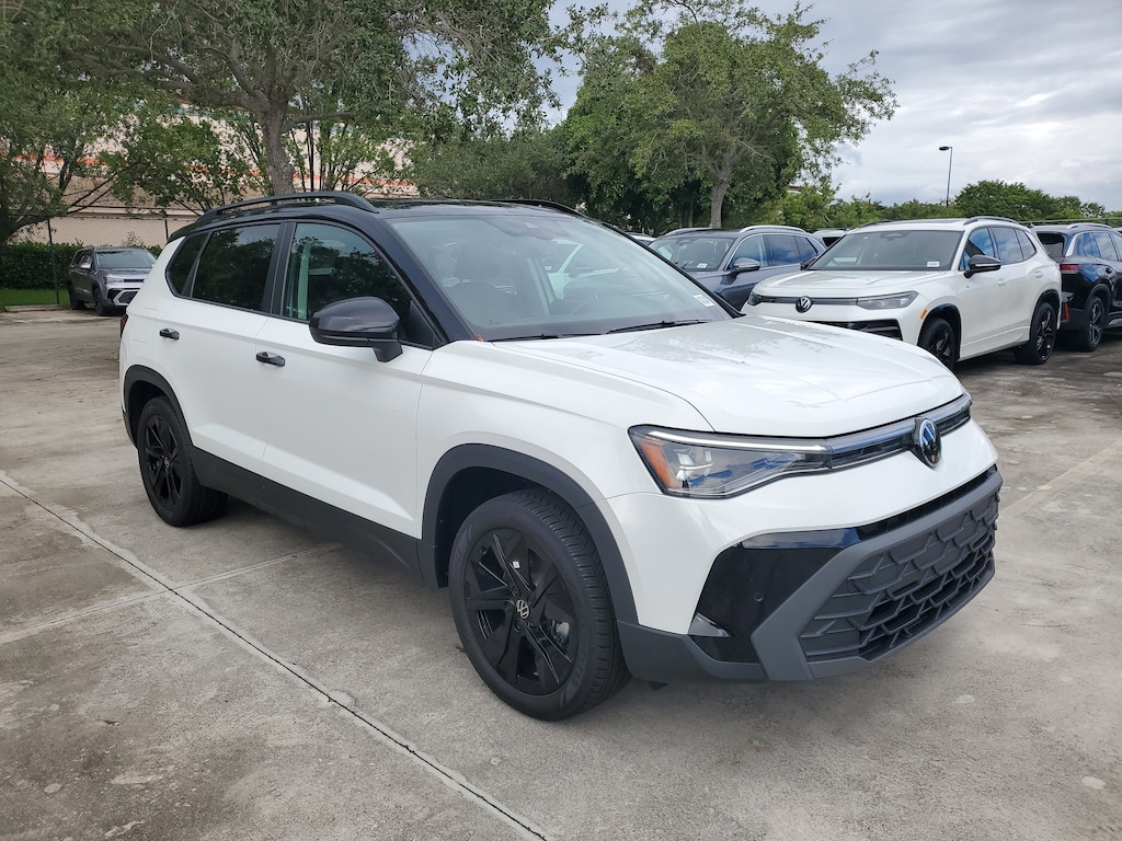 New 2025 Volkswagen Taos 1.5T SE Black SUV
