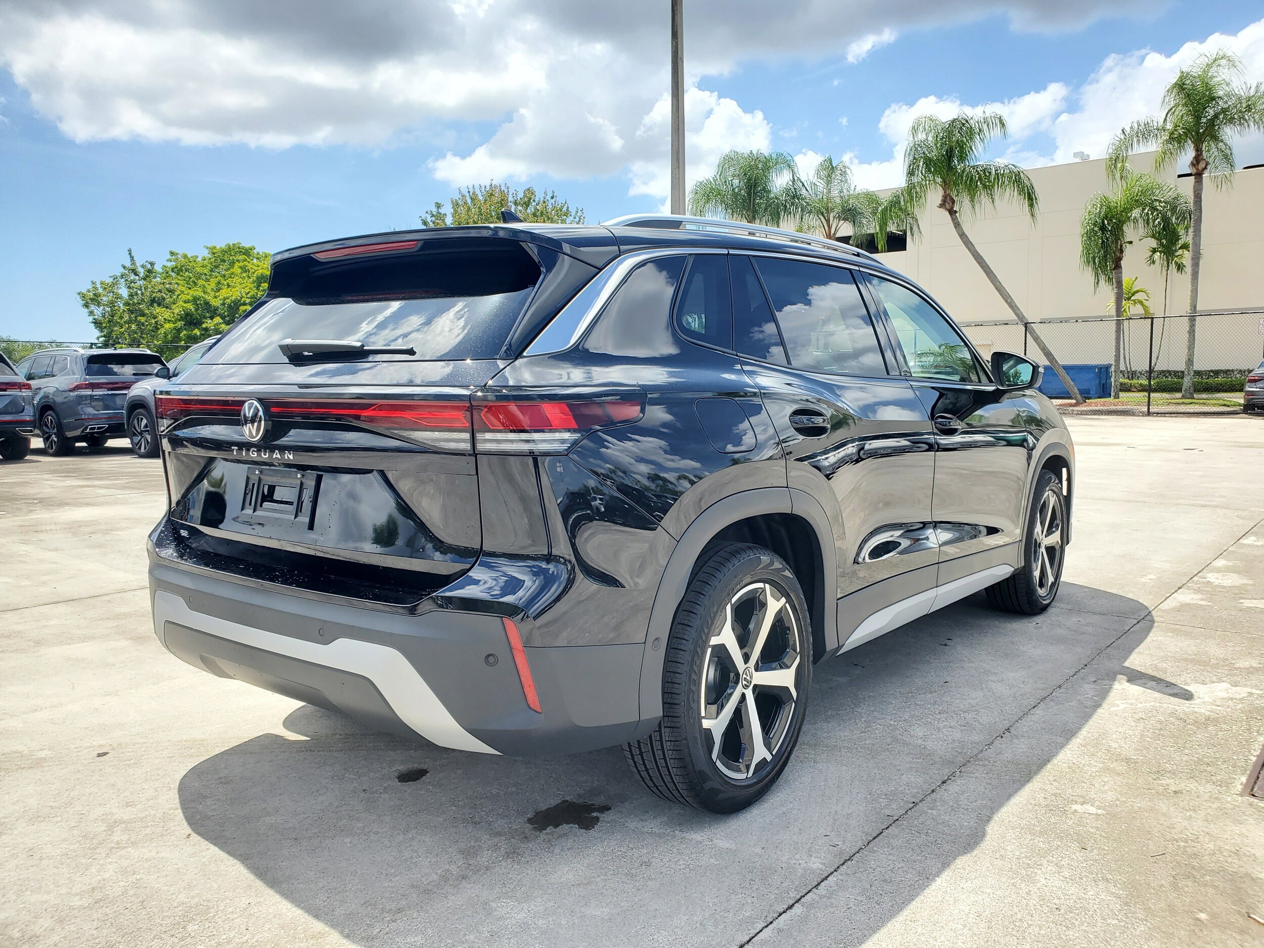 2025 Volkswagen Tiguan SE photo 3