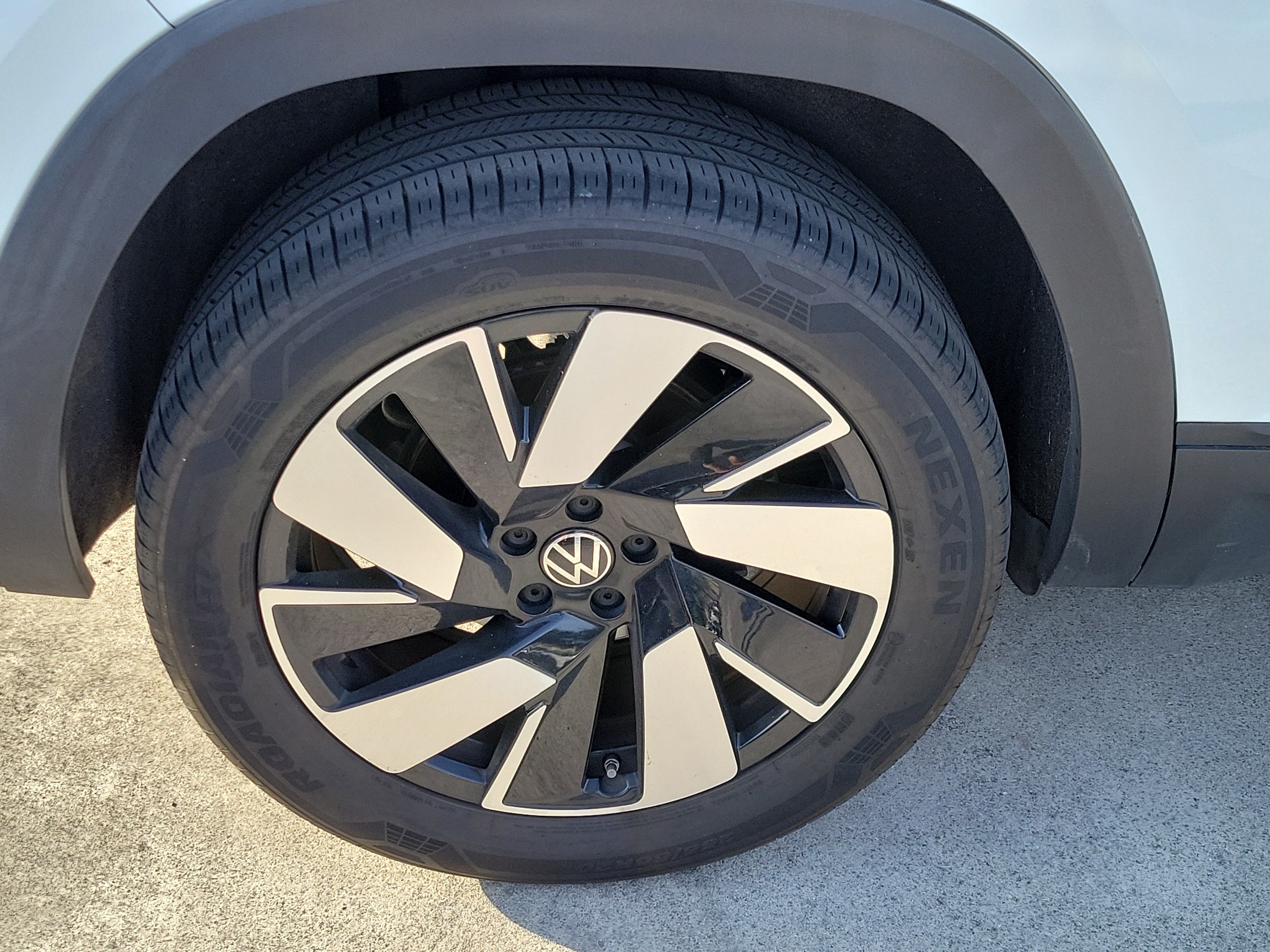 2024 Volkswagen Atlas Cross Sport SE w/Tech - Photo 10