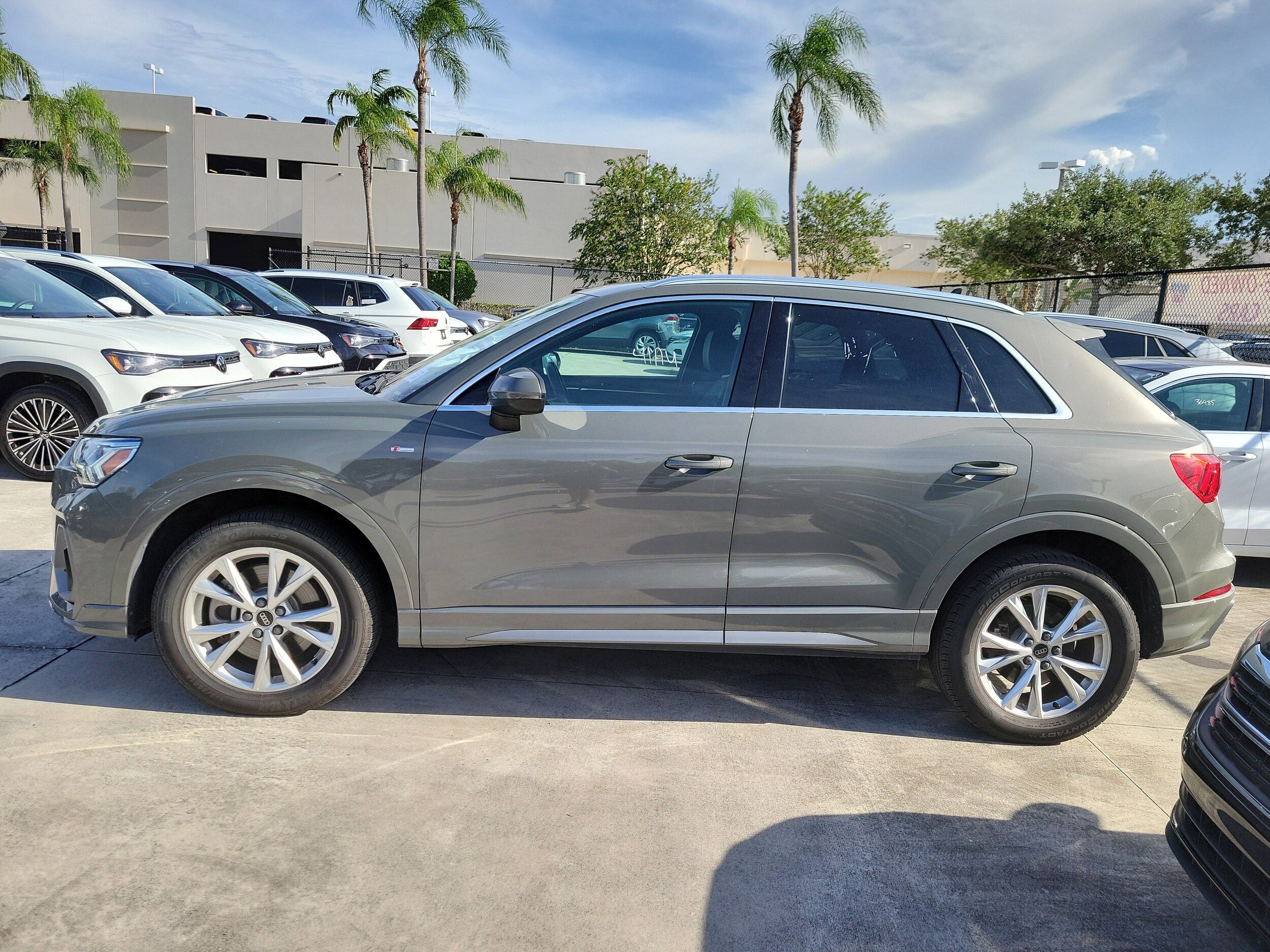 2024 Audi Q3 45 TFSI S line Premium photo 3
