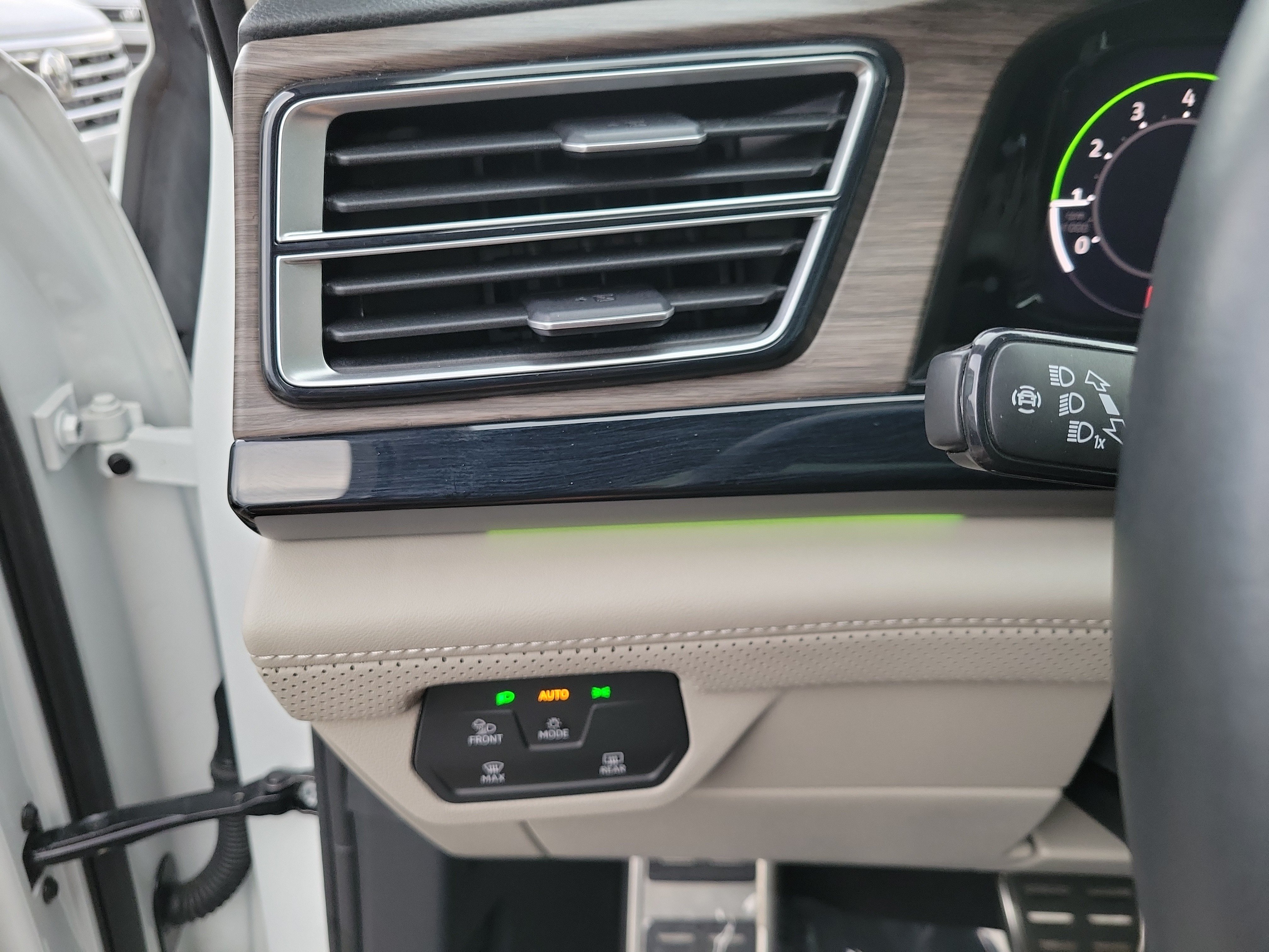 2024 Volkswagen Atlas SEL Premium R-Line - Photo 22