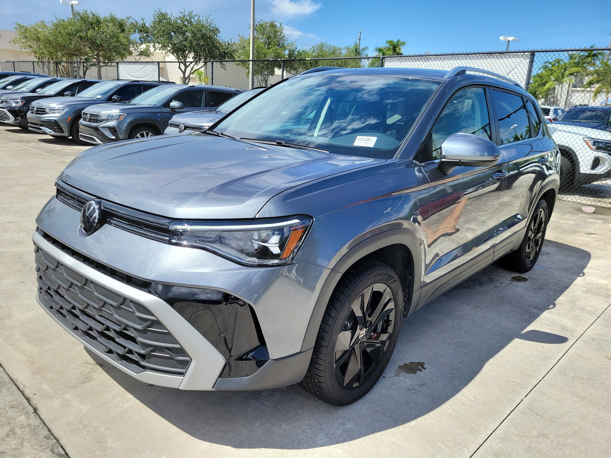 2025 Volkswagen Taos SE photo 2