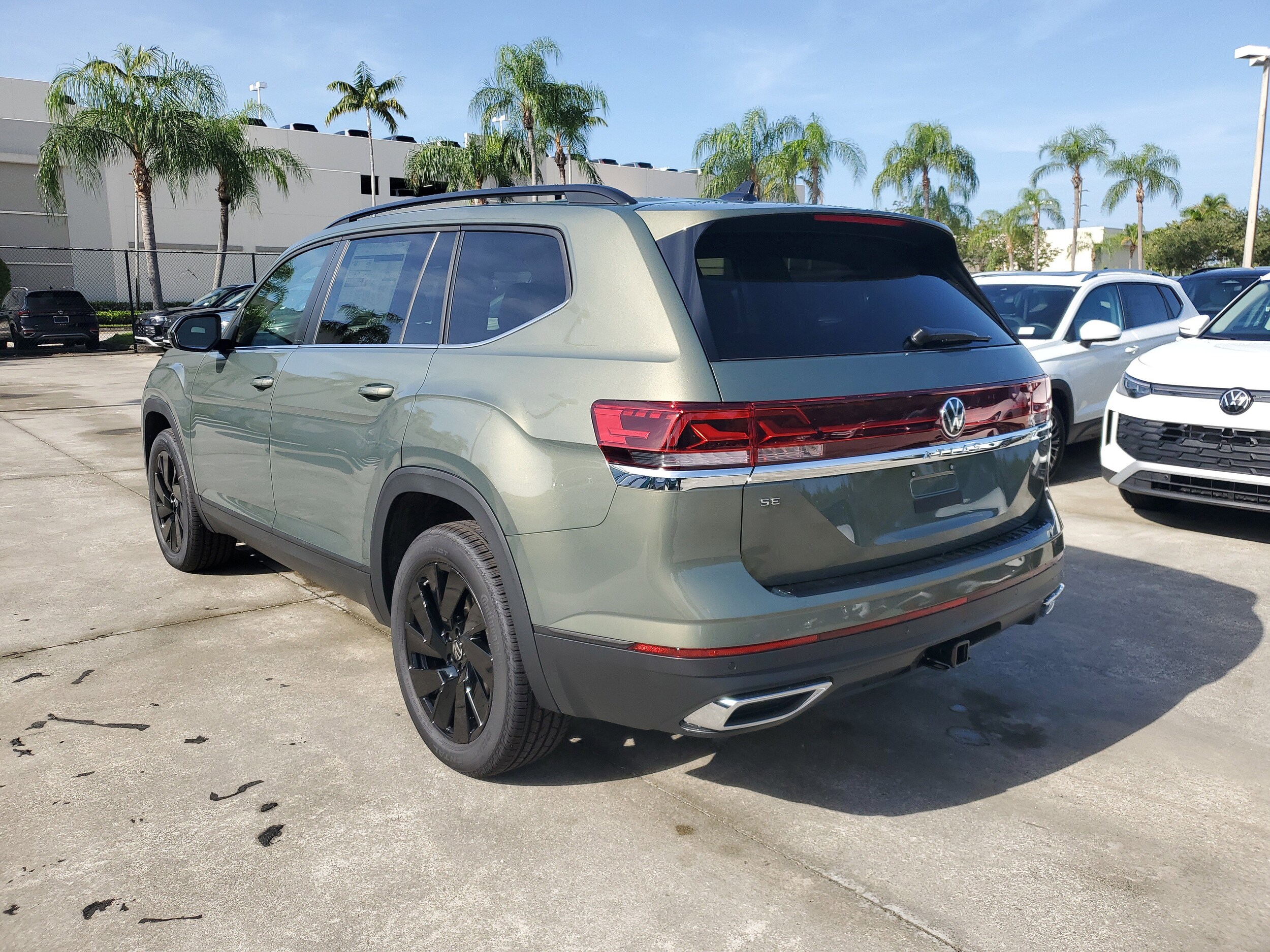 2026 Volkswagen Atlas SE Technology photo 2