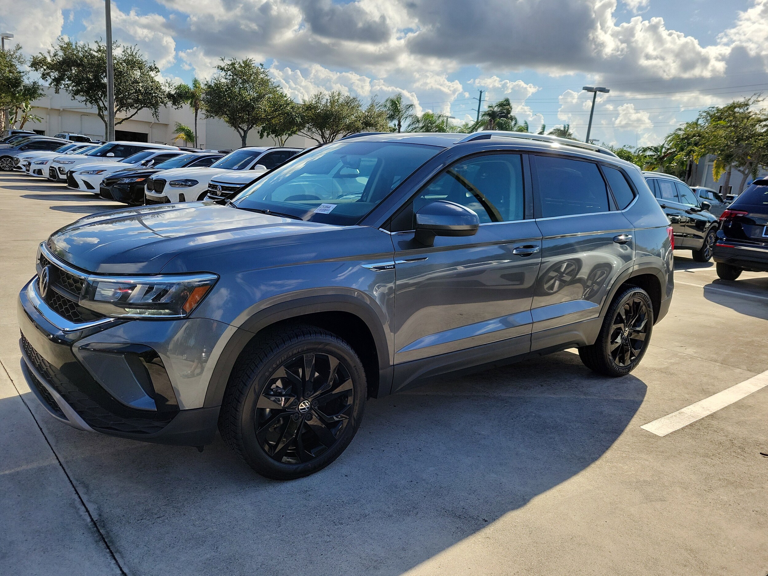 2022 Volkswagen Taos SE photo 3
