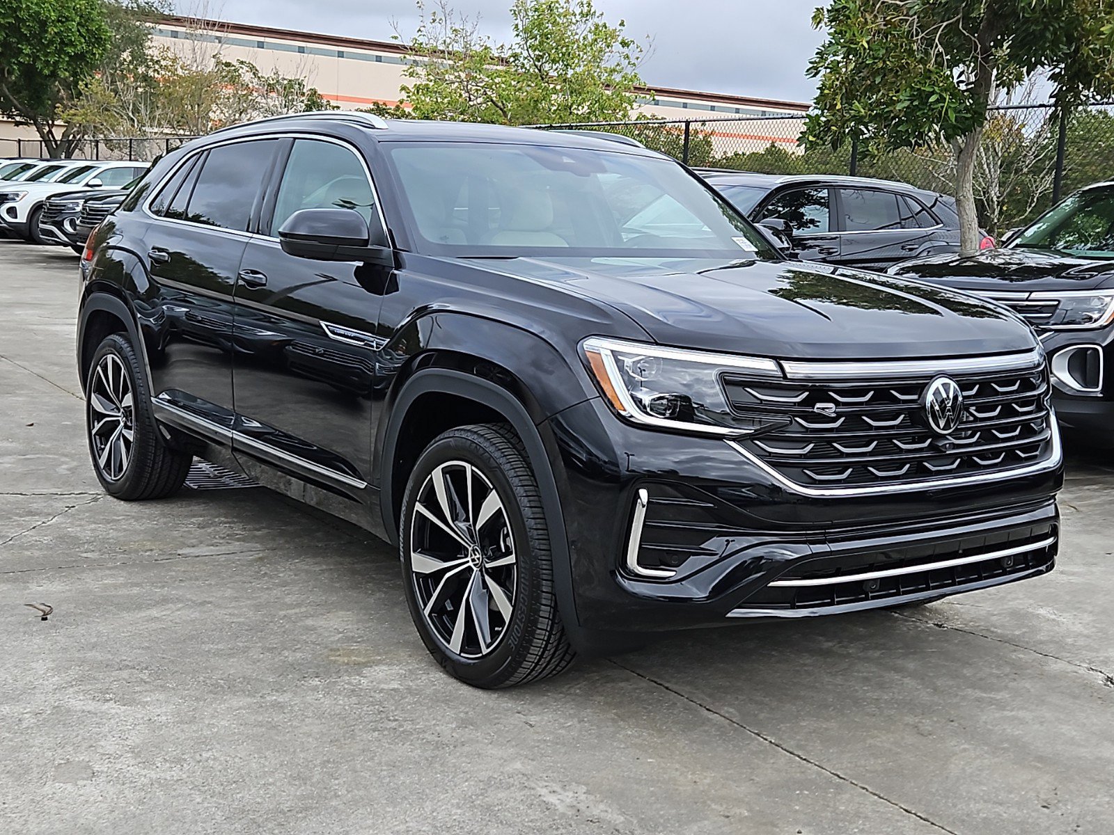 2025 Volkswagen Atlas Cross Sport SEL Premium R-Line photo 2