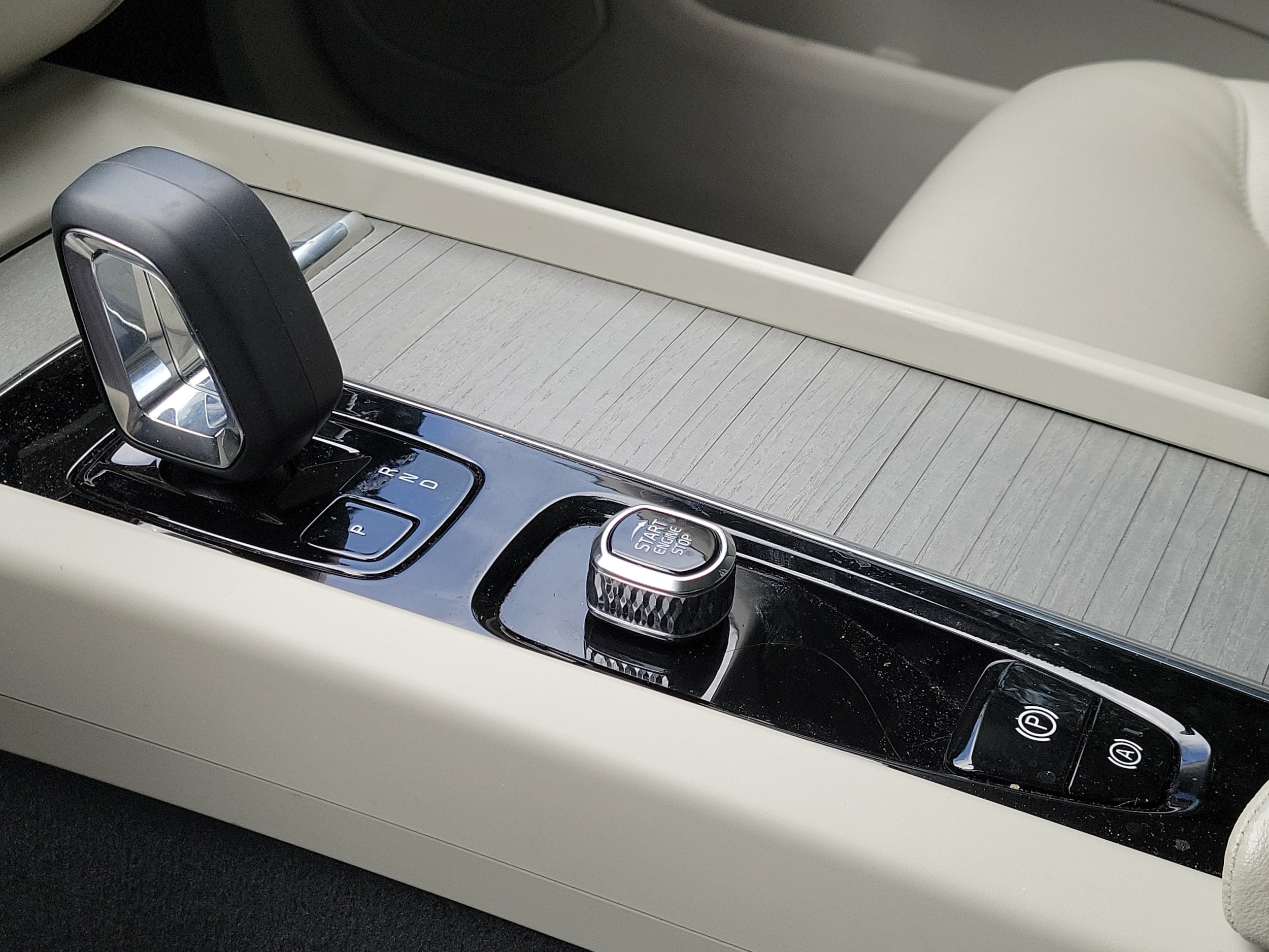 2025 Volvo XC60 Plus - Photo 21