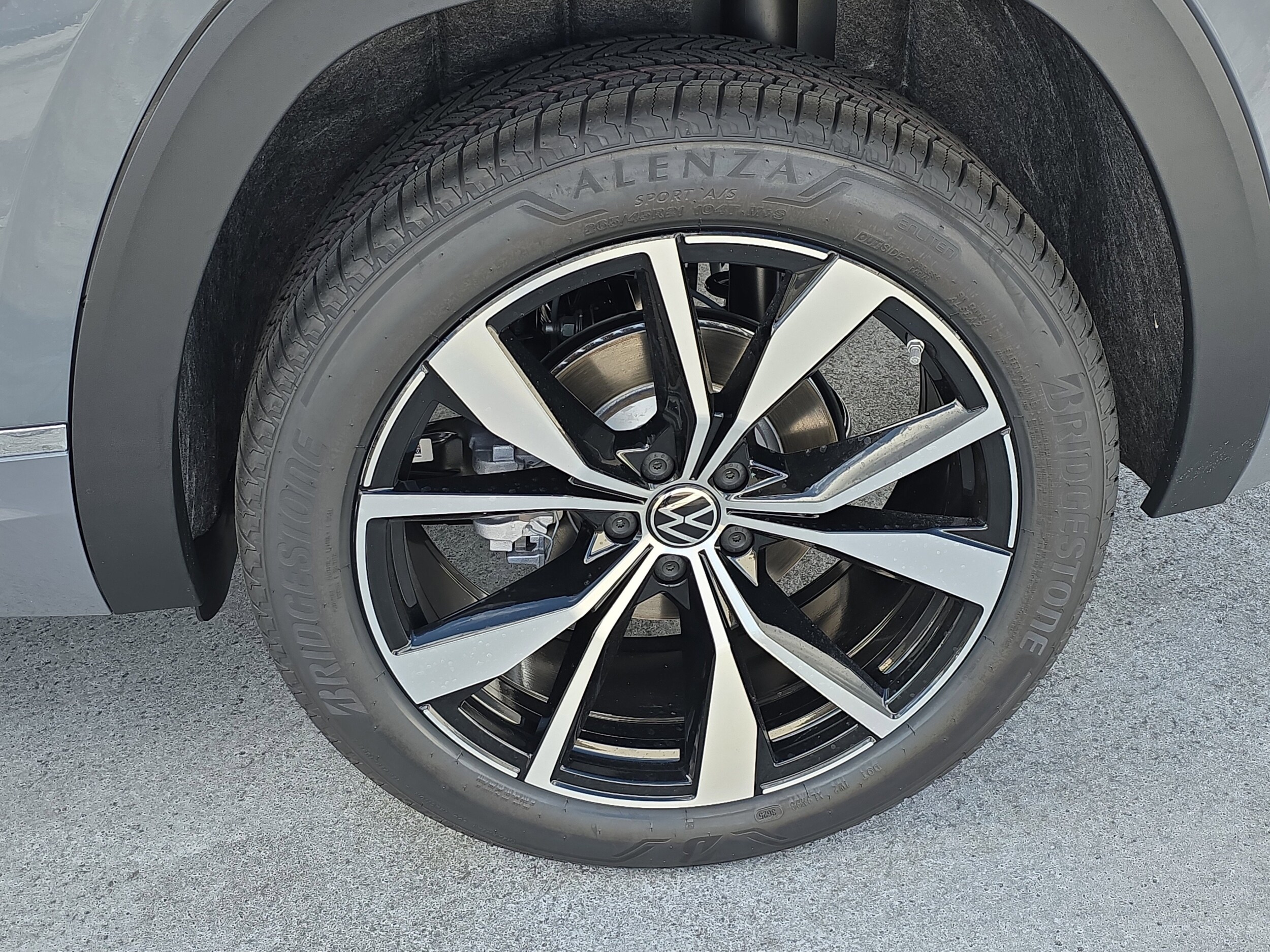 2026 Volkswagen Atlas Cross Sport SEL Premium R-Line photo 3