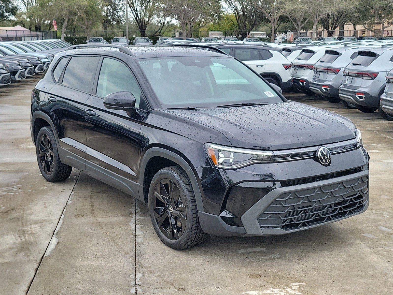 2025 Volkswagen Taos SE photo 2