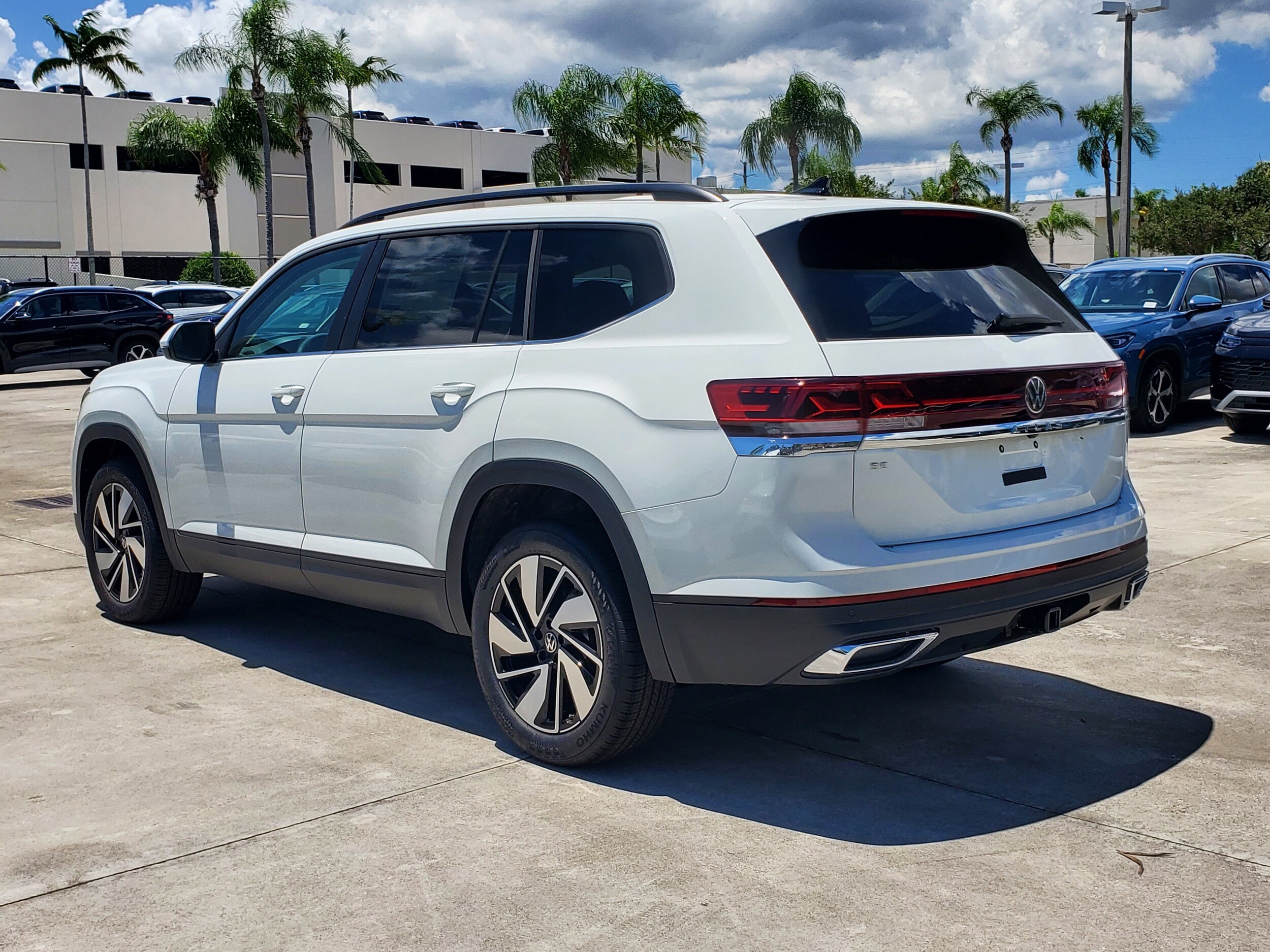 2026 Volkswagen Atlas SE Technology photo 2
