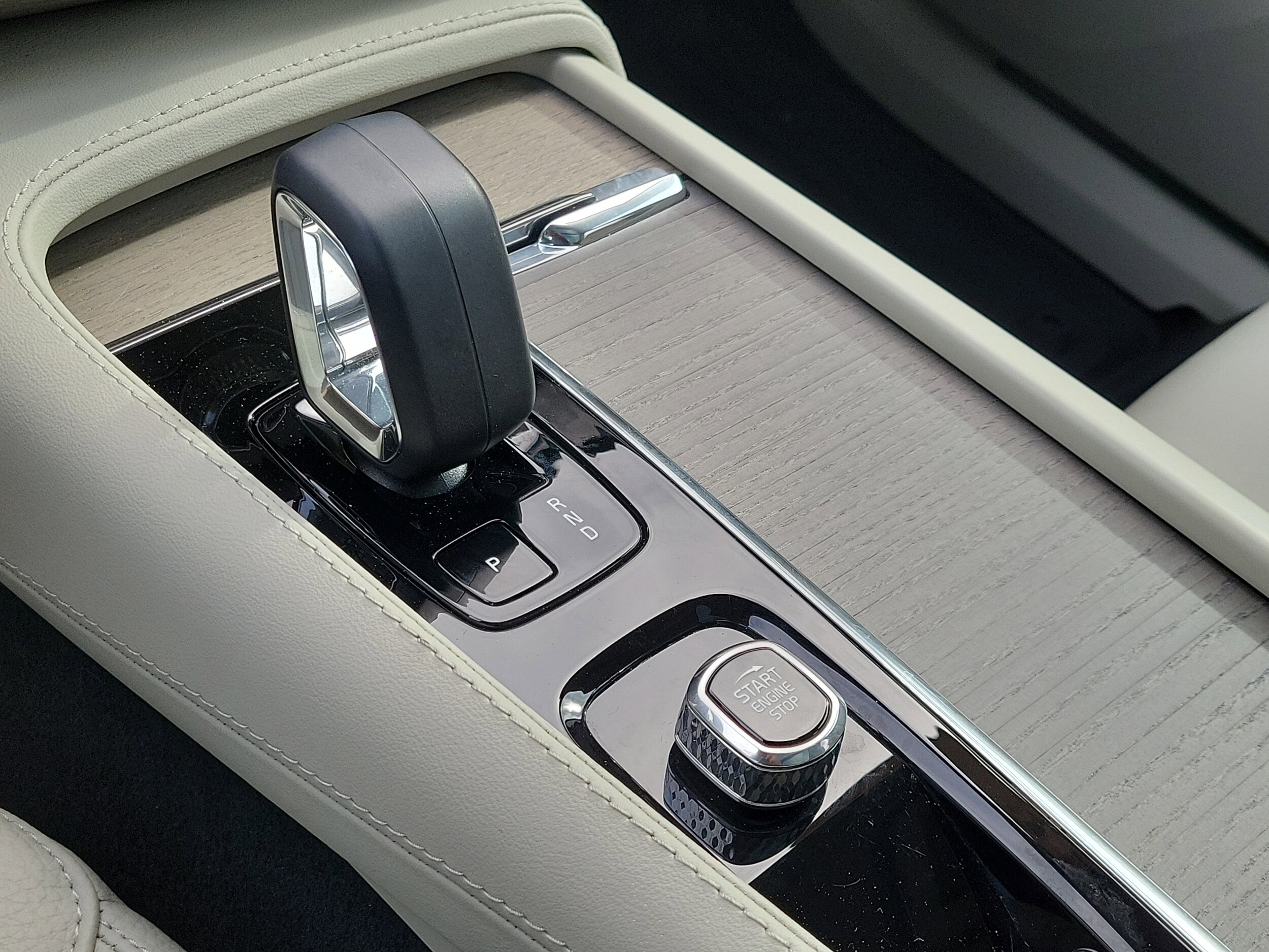 2025 Volvo XC90 Plus - Photo 29