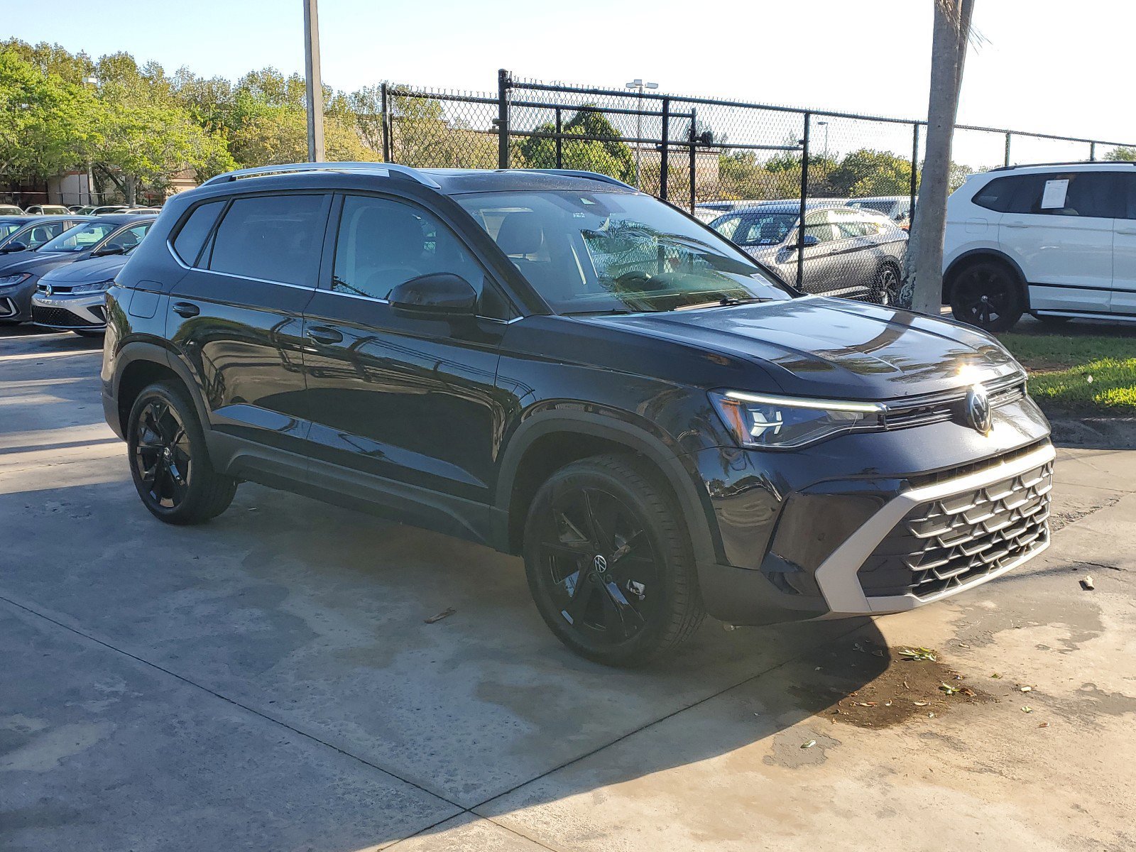 2025 Volkswagen Taos SE photo 2