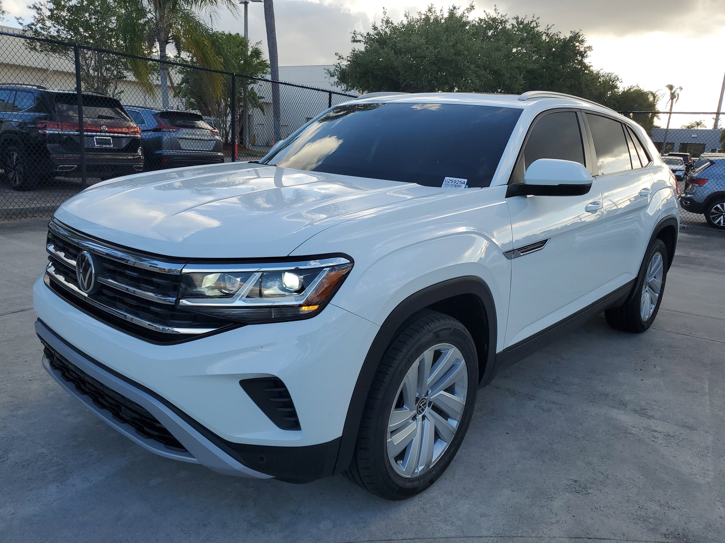 2021 Volkswagen Atlas Cross Sport V6 SE Technology photo 3