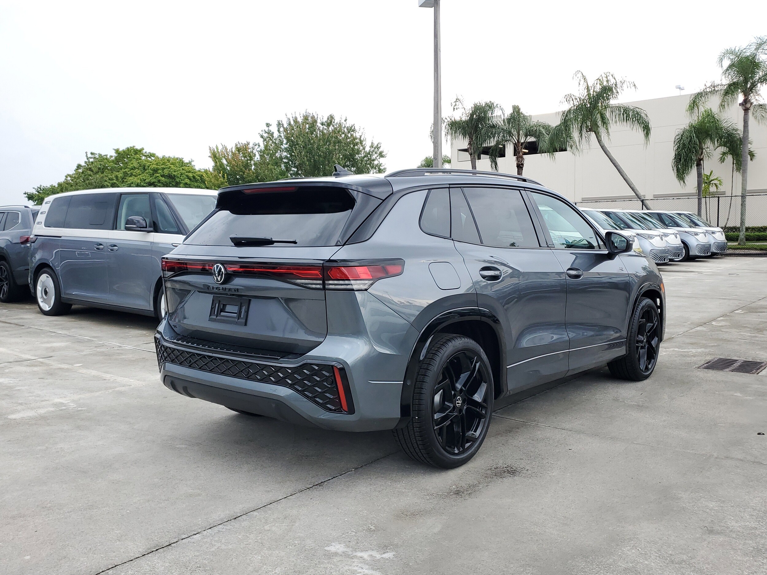 2025 Volkswagen Tiguan SE R-Line Black photo 3