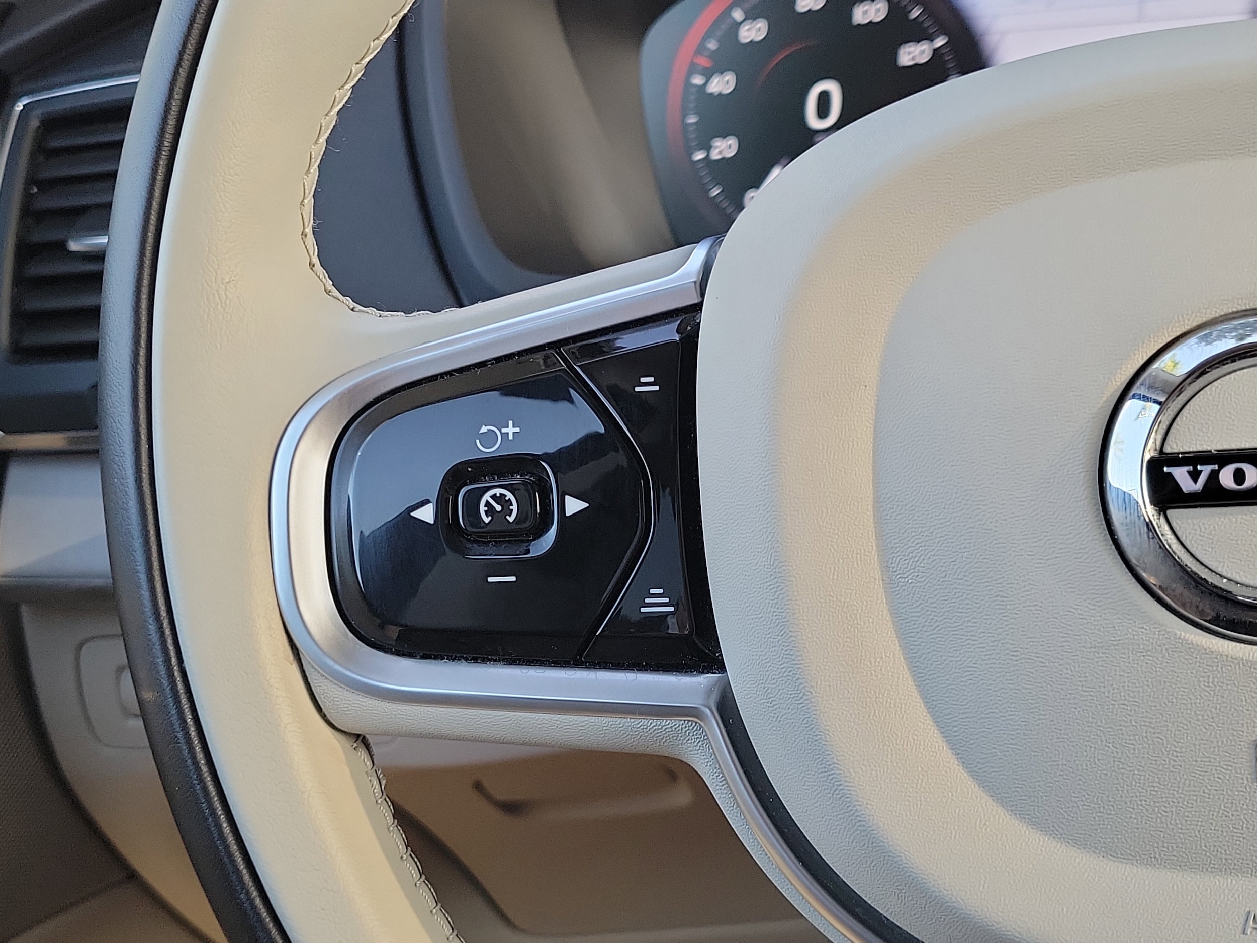 2022 Volvo XC90 Momentum - Photo 20