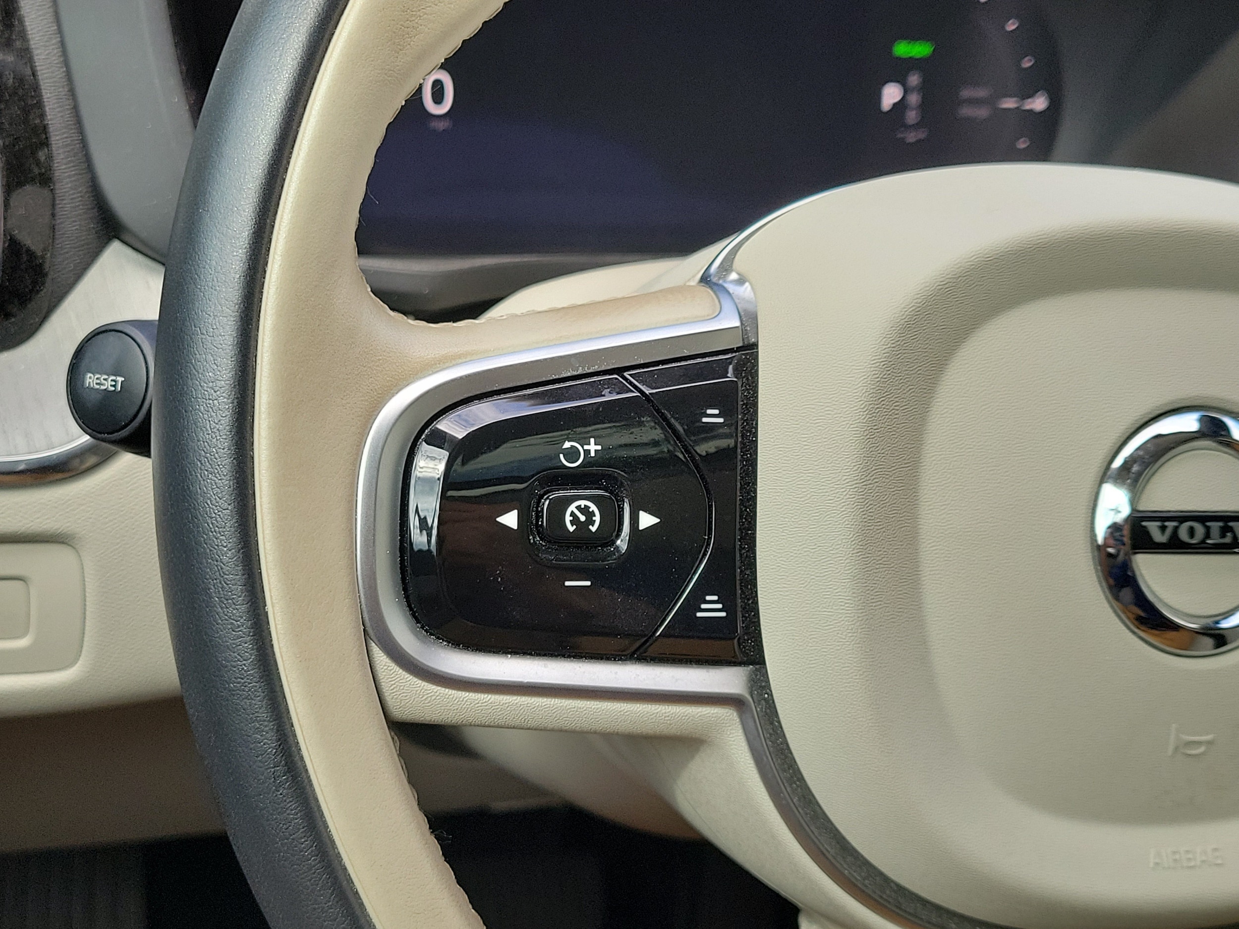 2025 Volvo XC60 Plus - Photo 21