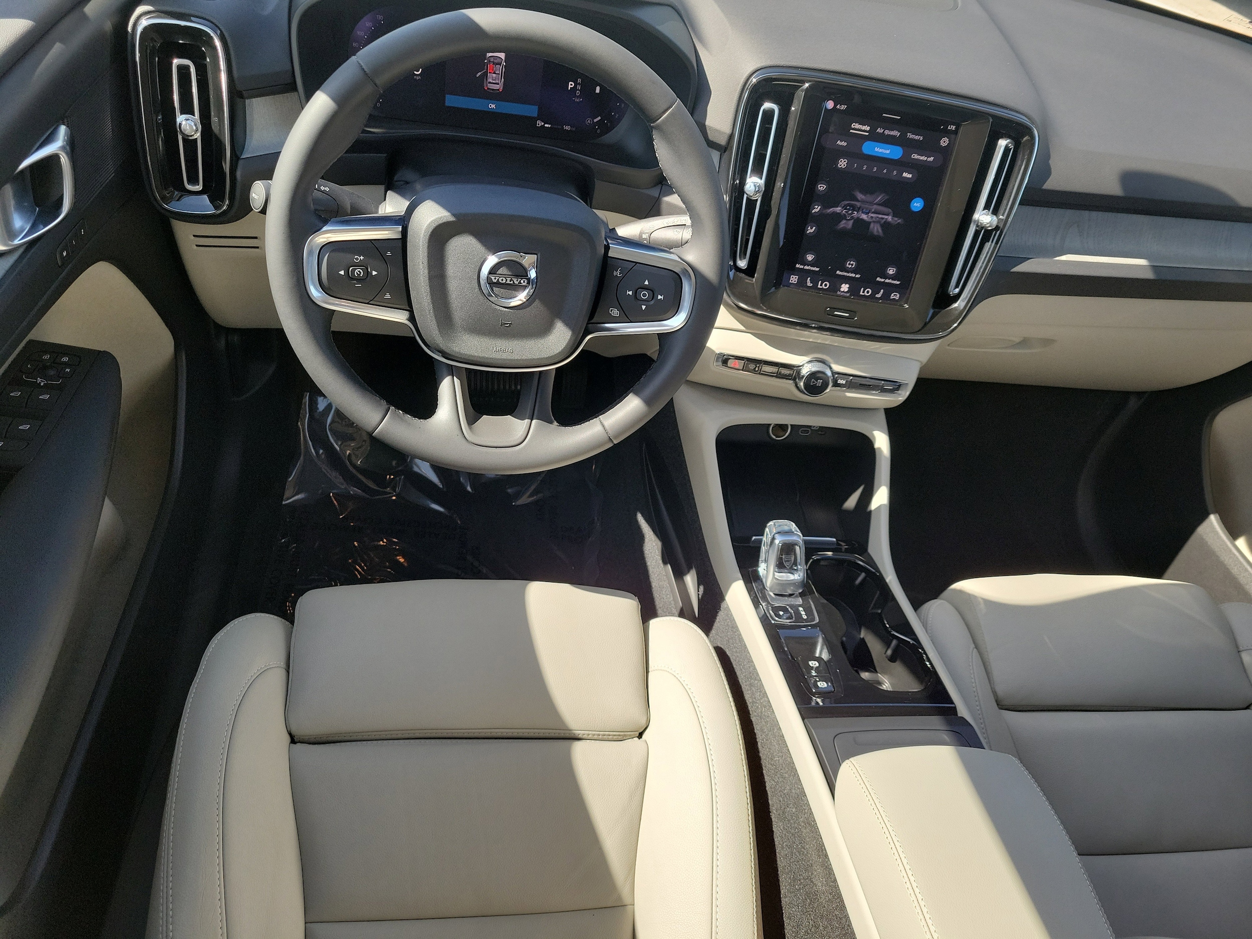 2024 Volvo XC40 Plus - Photo 13