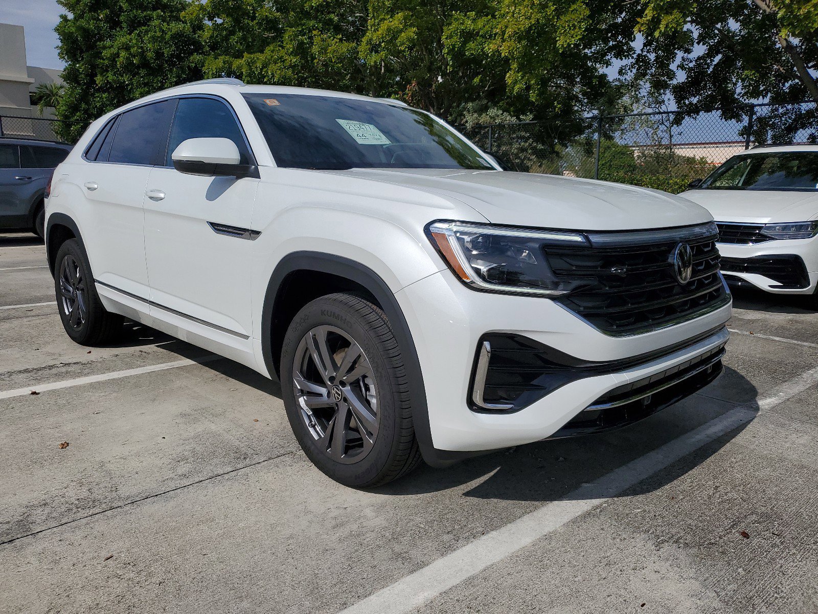 2024 Volkswagen Atlas Cross Sport SEL R-Line photo 3