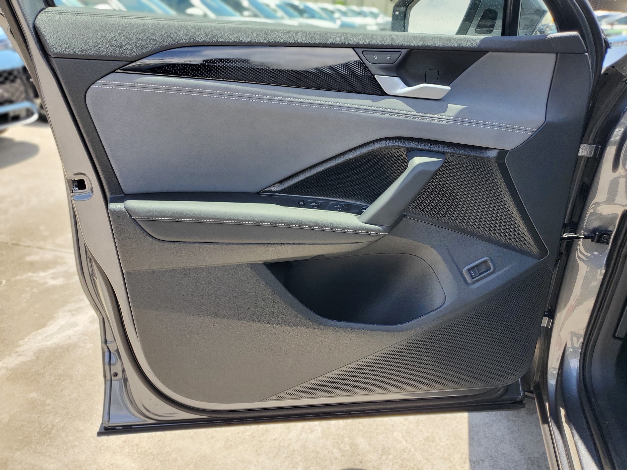 2026 Volkswagen Tiguan SE - Photo 11