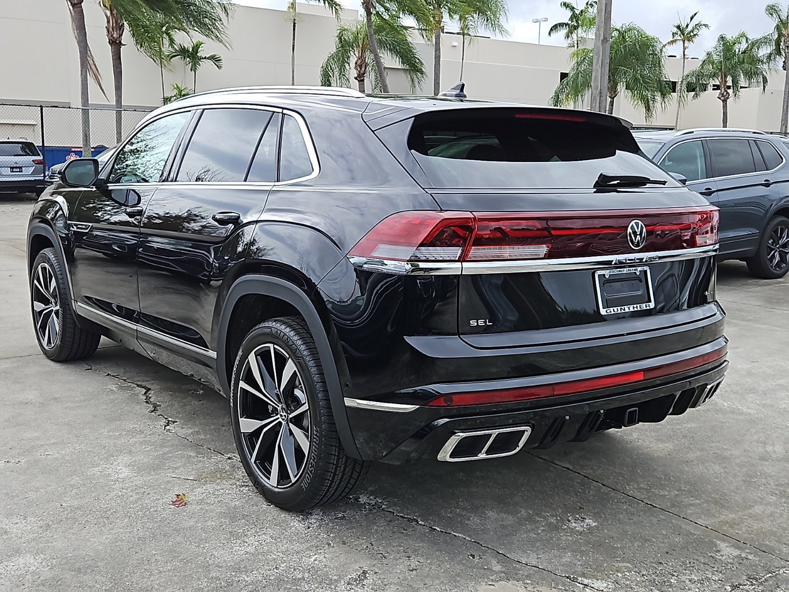 2025 Volkswagen Atlas Cross Sport SEL Premium R-Line photo 3