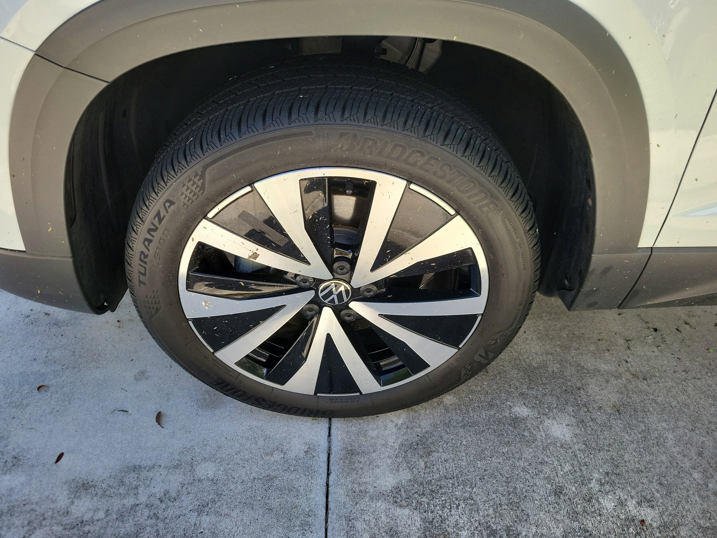 2024 Volkswagen Taos SE photo 2