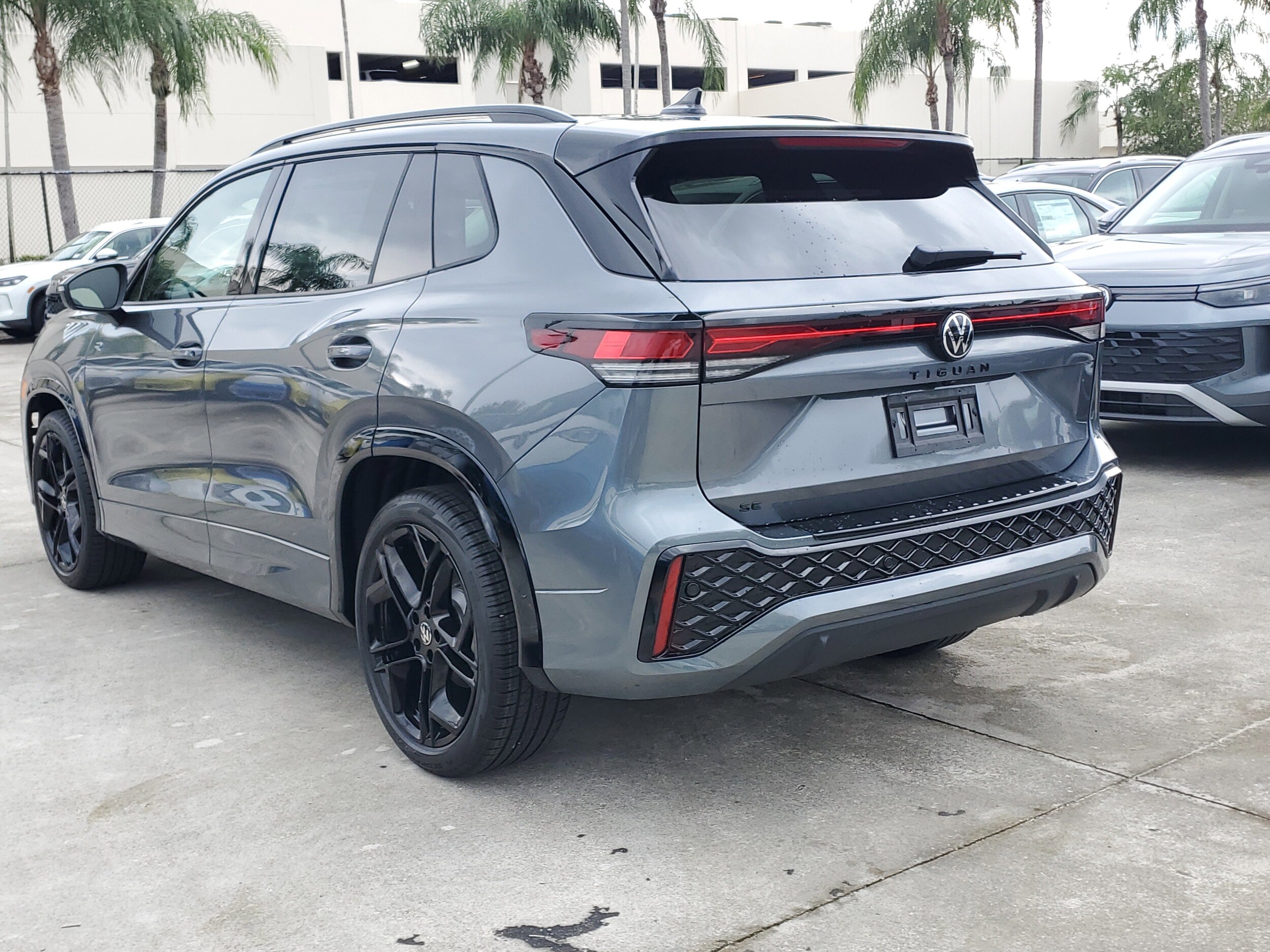 2025 Volkswagen Tiguan SE R-Line Black photo 2