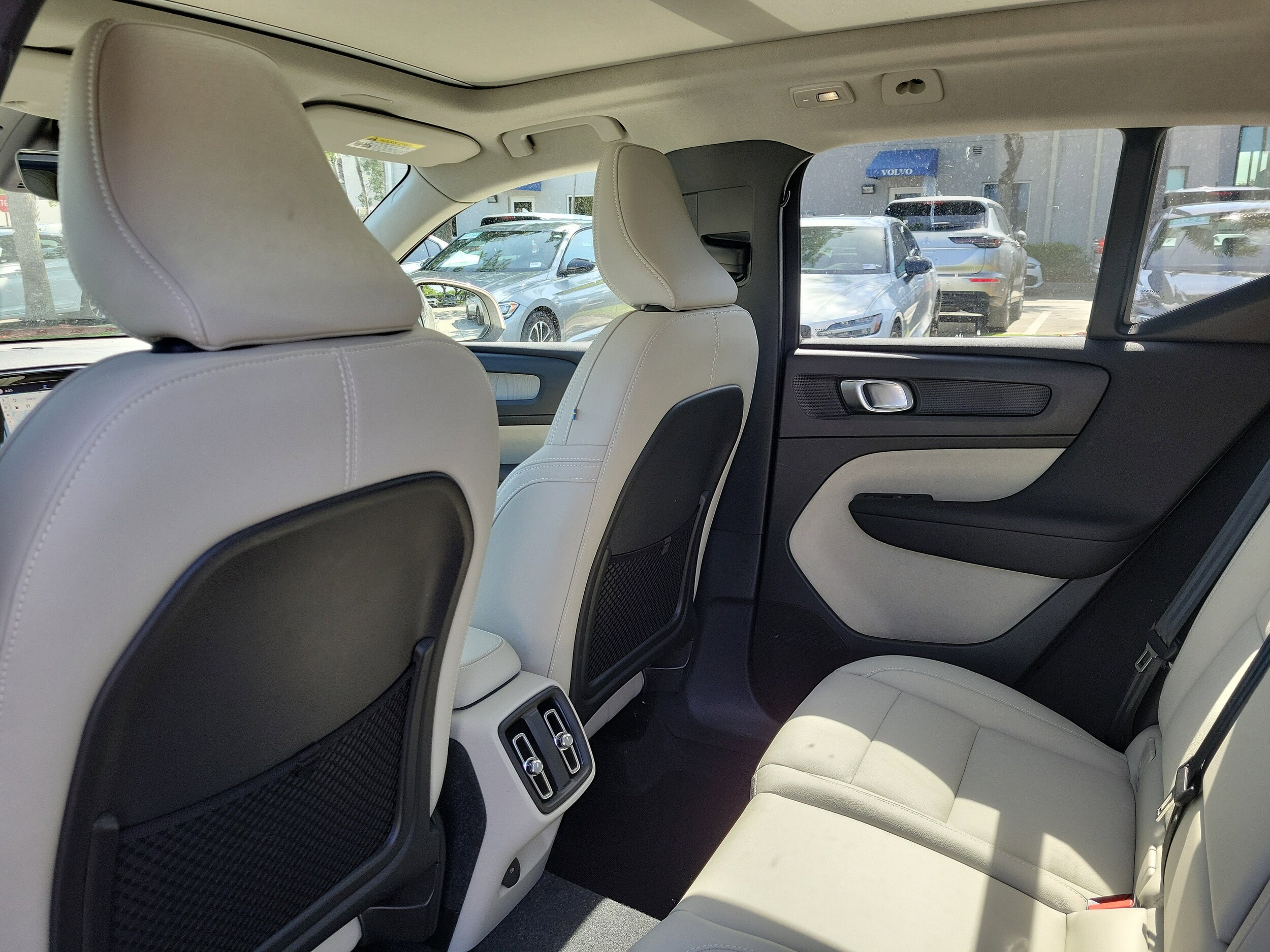 2024 Volvo XC40 Plus - Photo 16