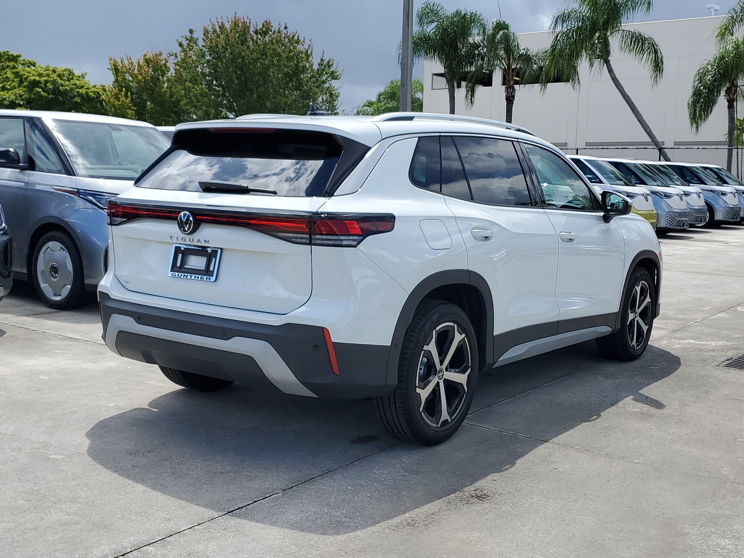 2025 Volkswagen Tiguan SE photo 2