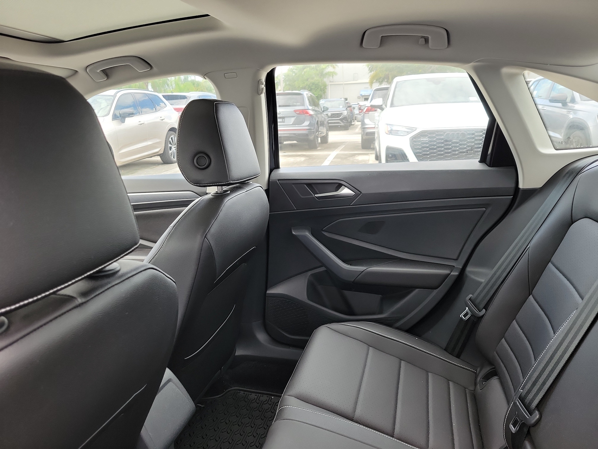 2023 Volkswagen Jetta SE - Photo 12