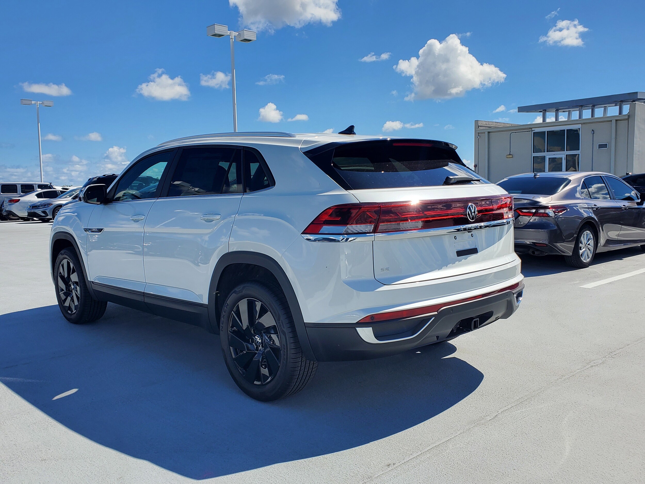 2026 Volkswagen Atlas Cross Sport SE Technology photo 3