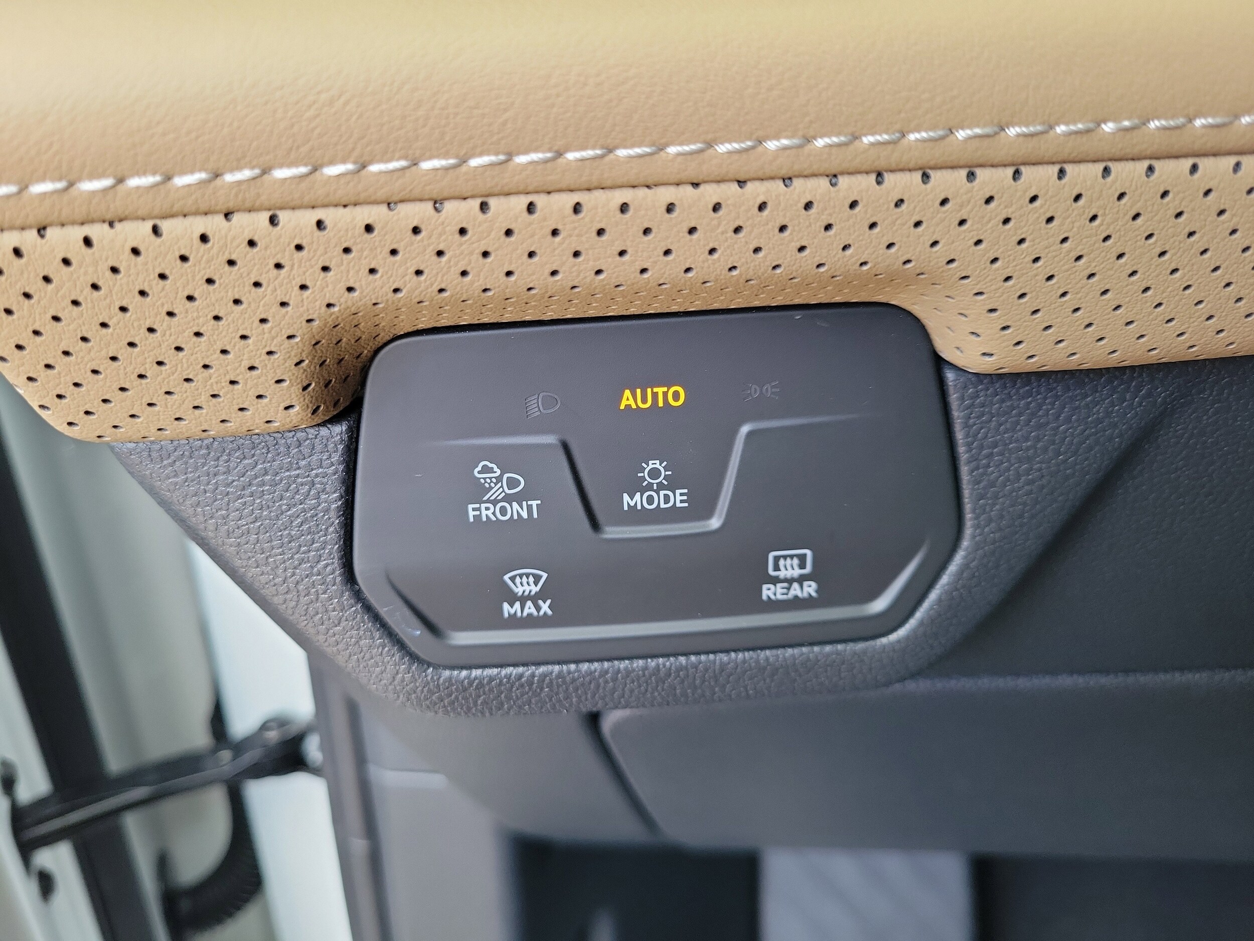 2024 Volkswagen Atlas Cross Sport SE w/Tech - Photo 21