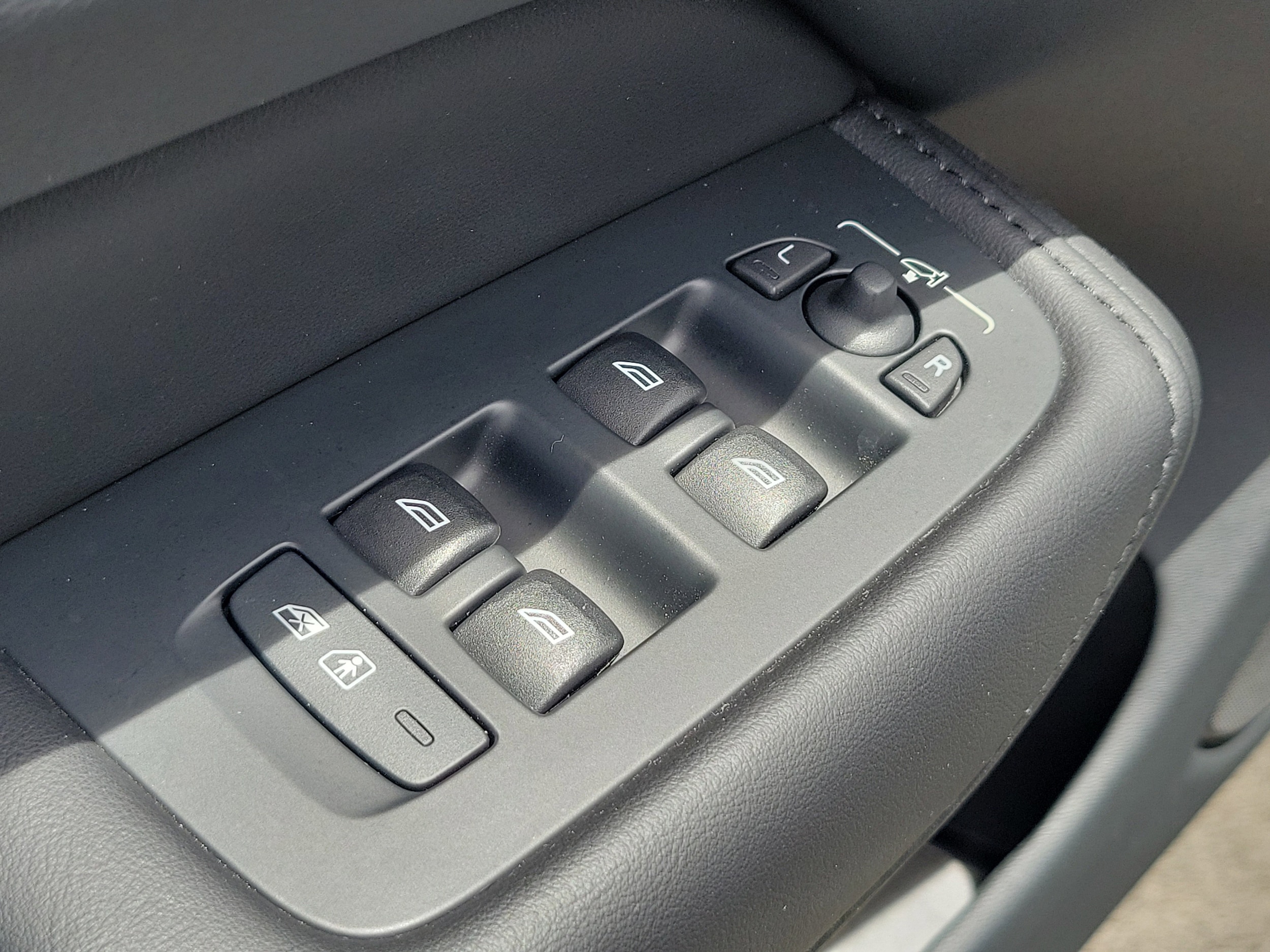 2023 Volvo XC60 Plus - Photo 14
