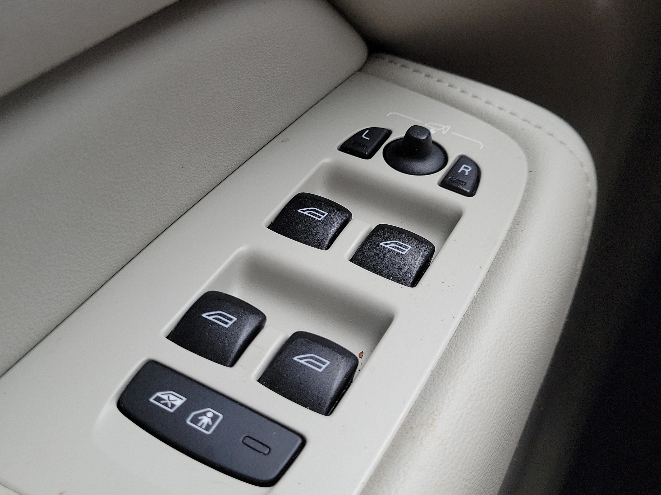 2025 Volvo XC60 Plus - Photo 24