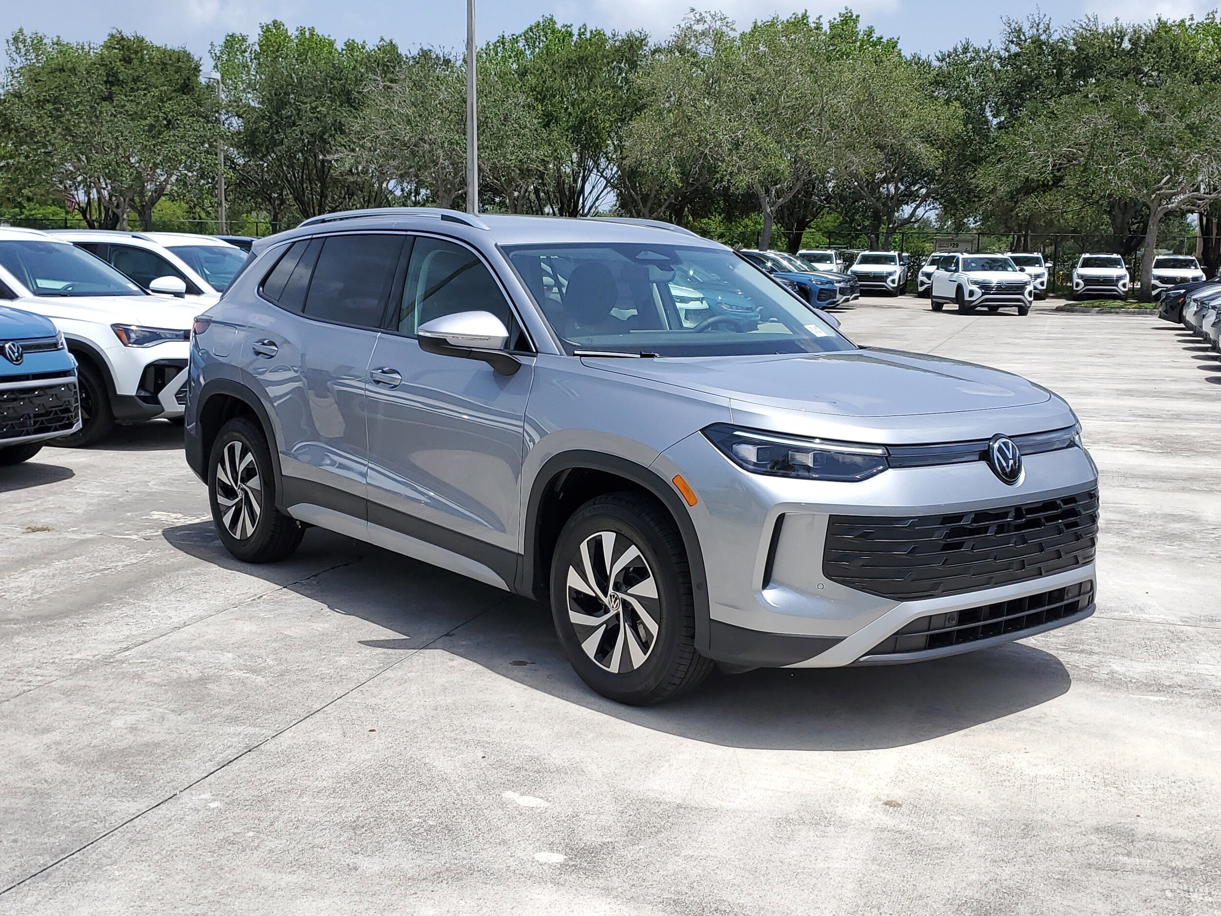 2025 Volkswagen Tiguan S photo 2