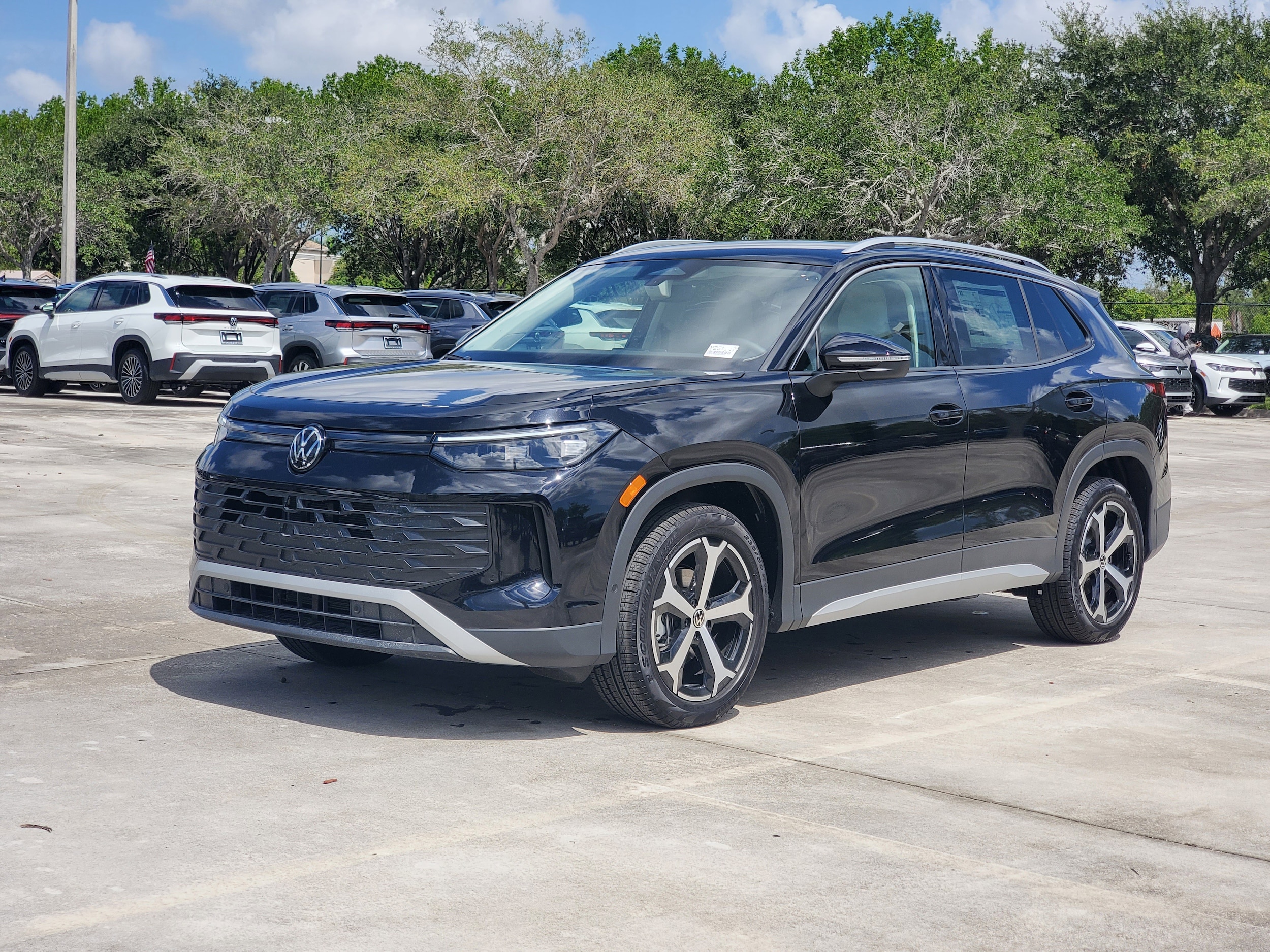 2025 Volkswagen Tiguan SE photo 2
