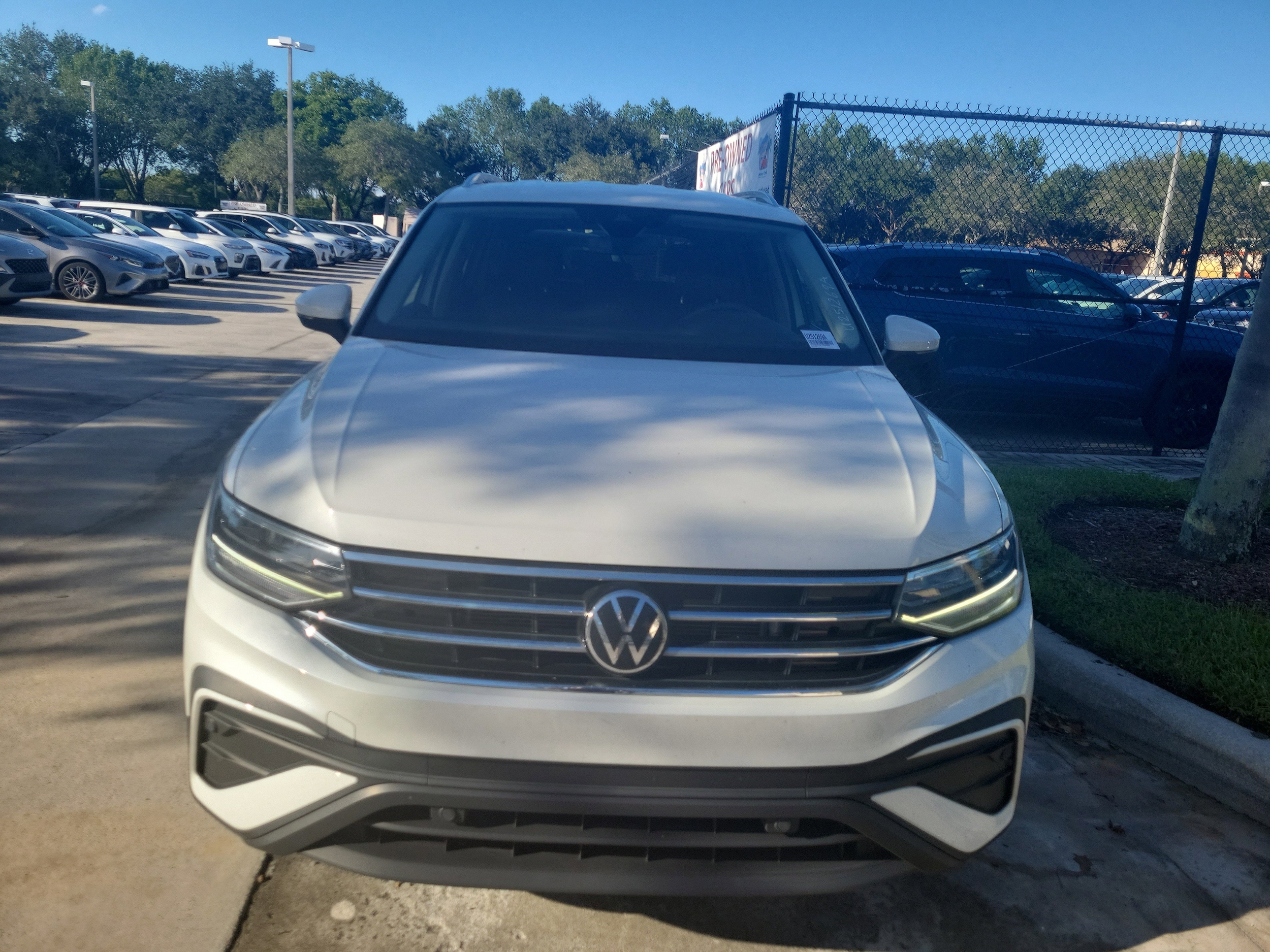 2023 Volkswagen Tiguan SE photo 2