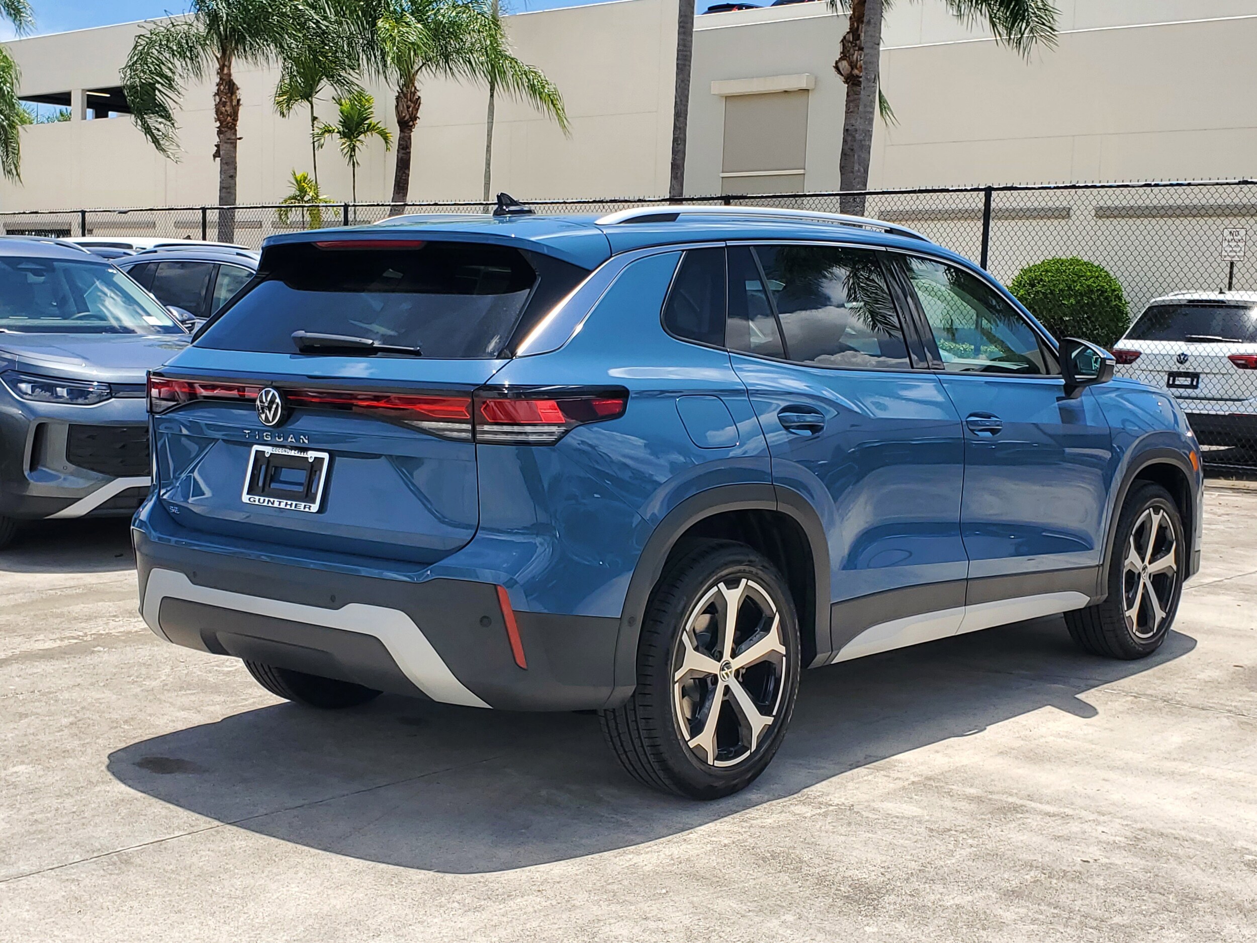 2025 Volkswagen Tiguan SE photo 2
