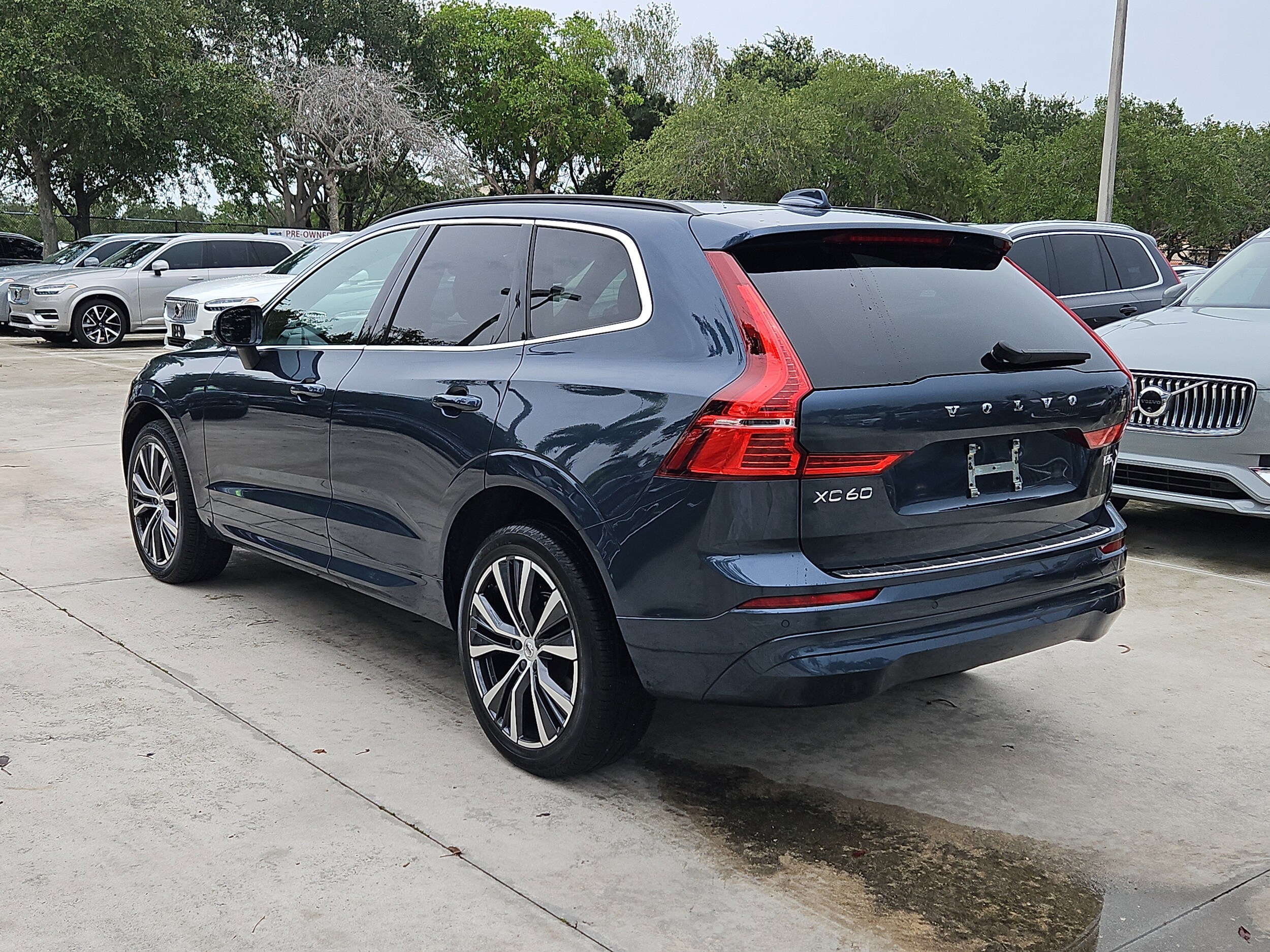 2022 Volvo XC60 B5 Momentum photo 4