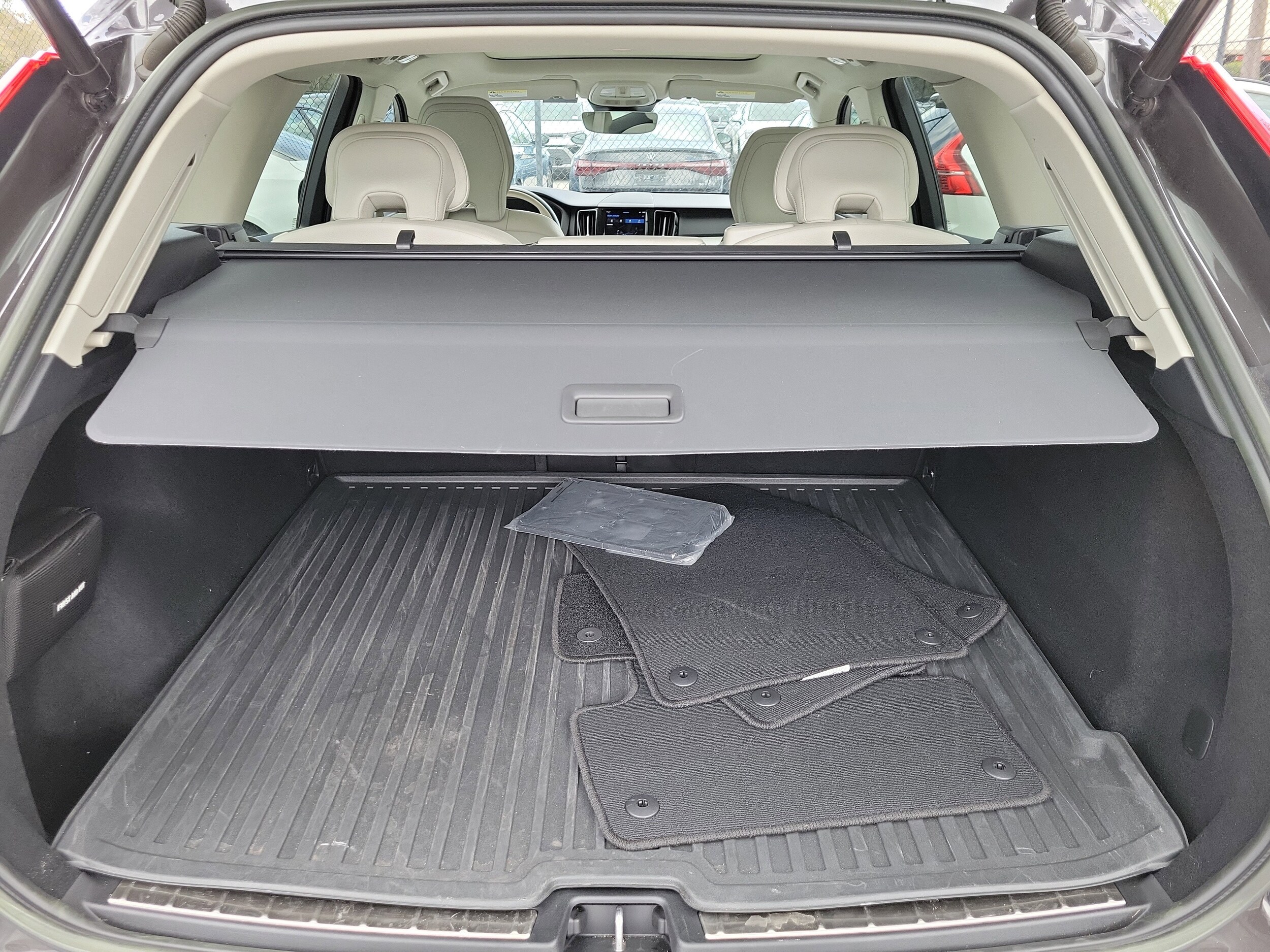2023 Volvo XC60 Plus - Photo 11