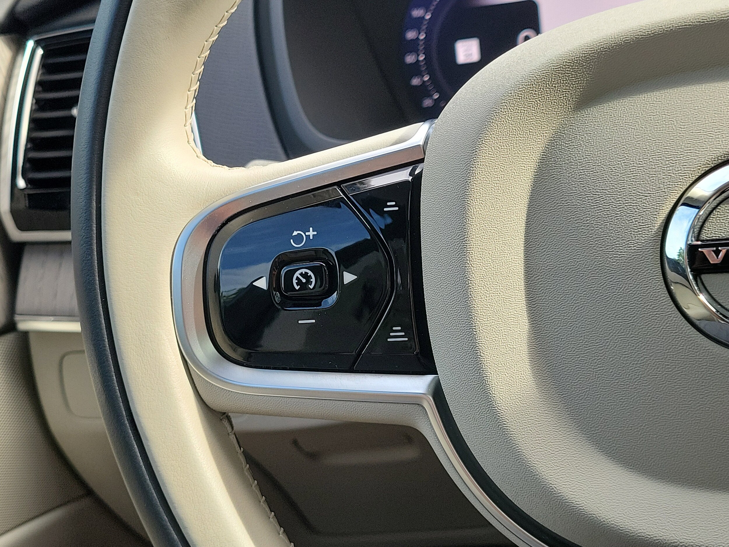 2025 Volvo XC90 Plus - Photo 25