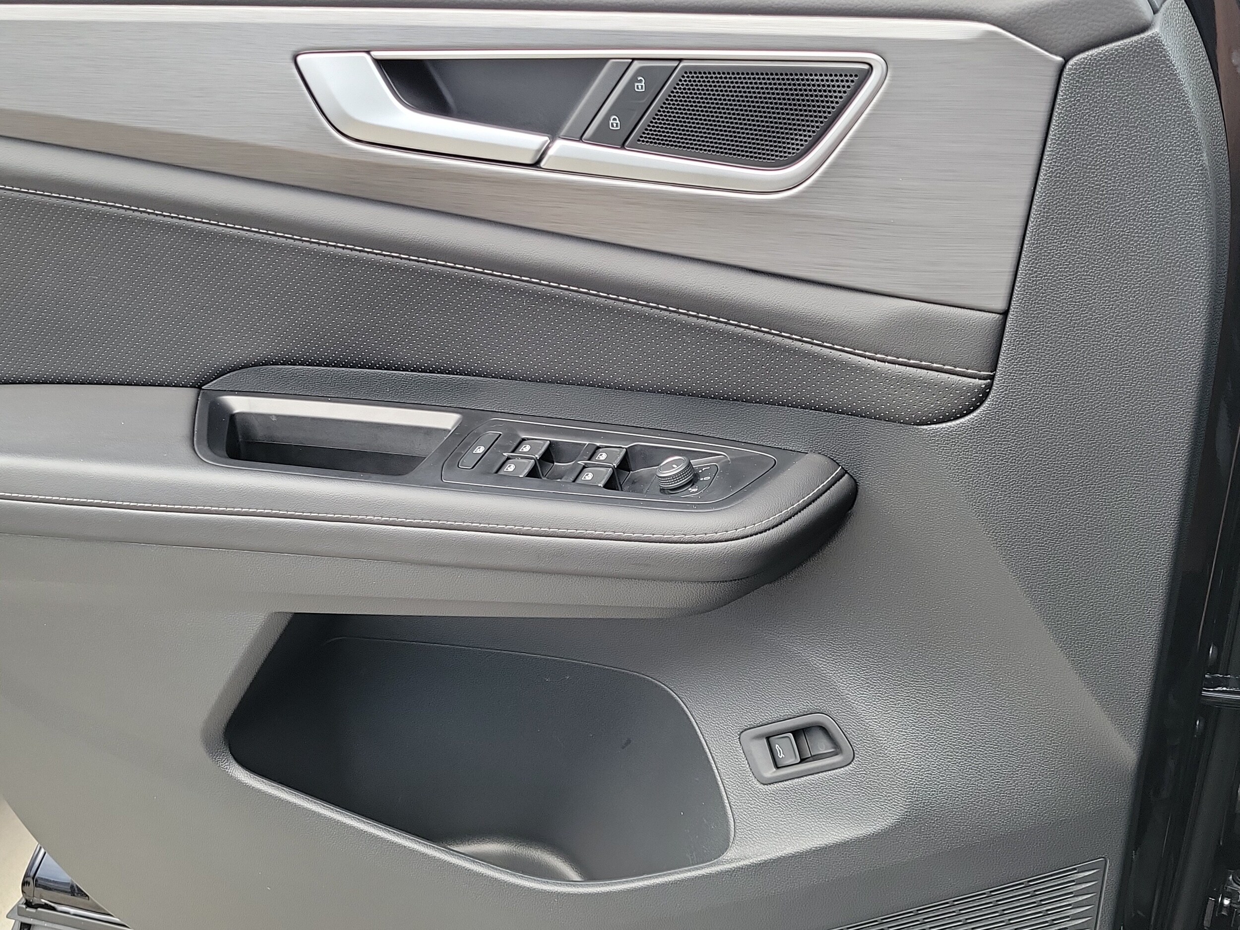 2025 Volkswagen Atlas Cross Sport SE w/Tech - Photo 16
