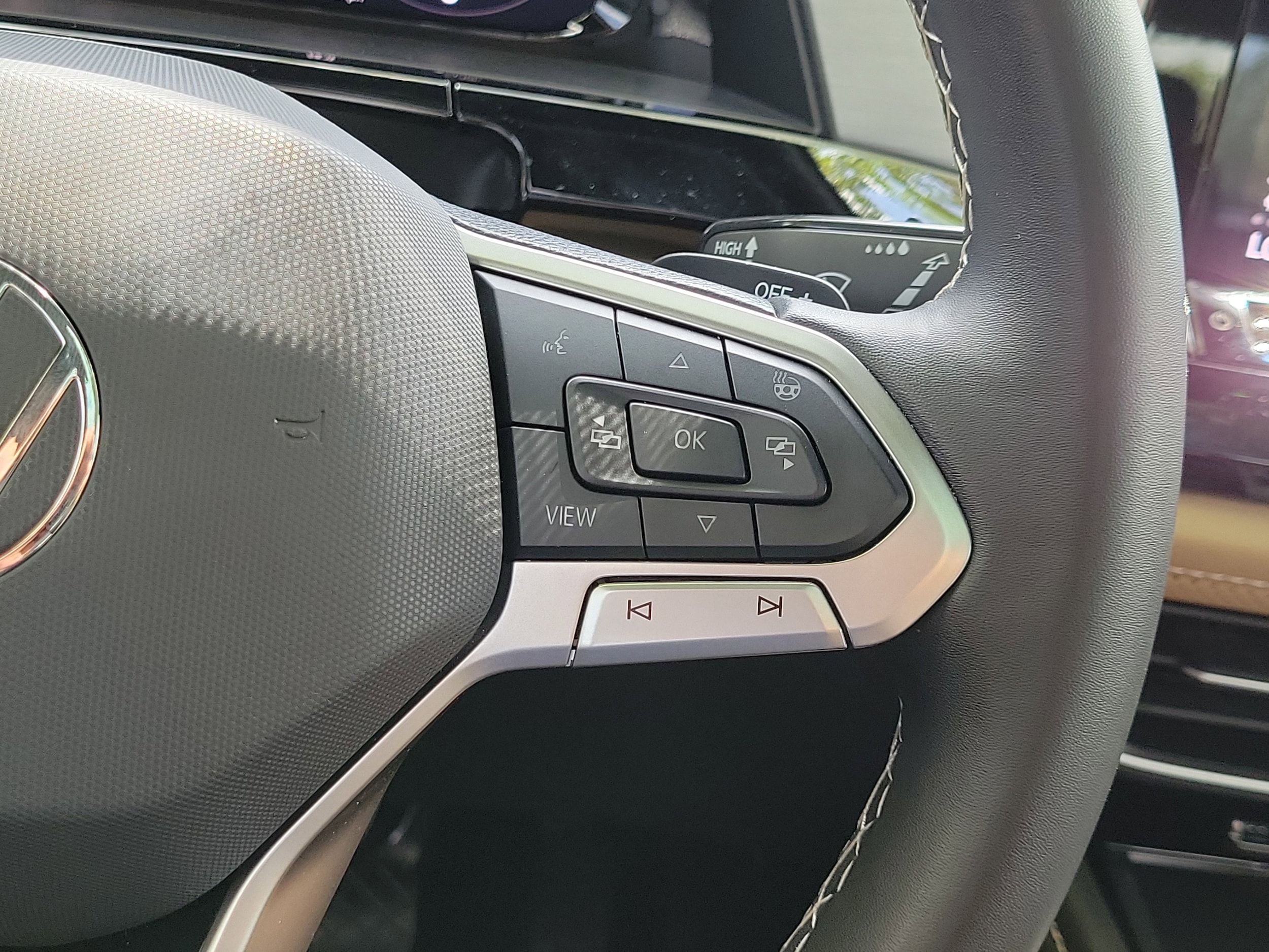 2024 Volkswagen Atlas Cross Sport SE w/Tech - Photo 25