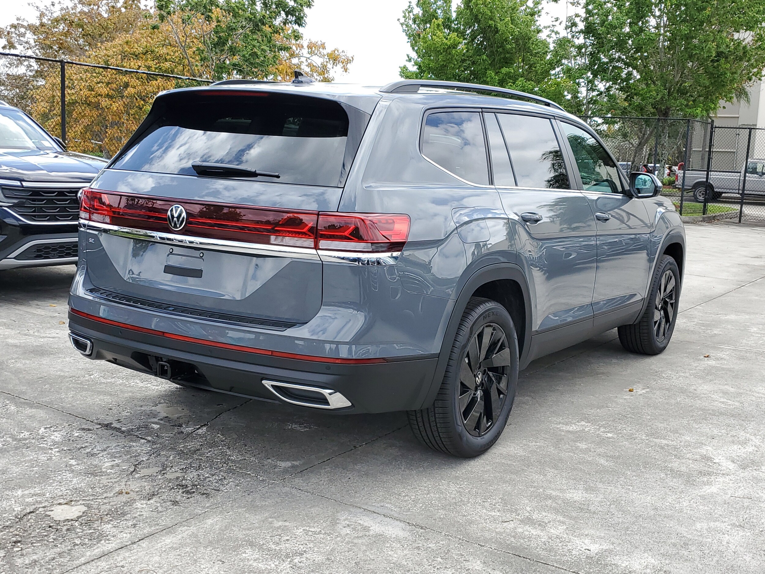 2025 Volkswagen Atlas SE Technology photo 3