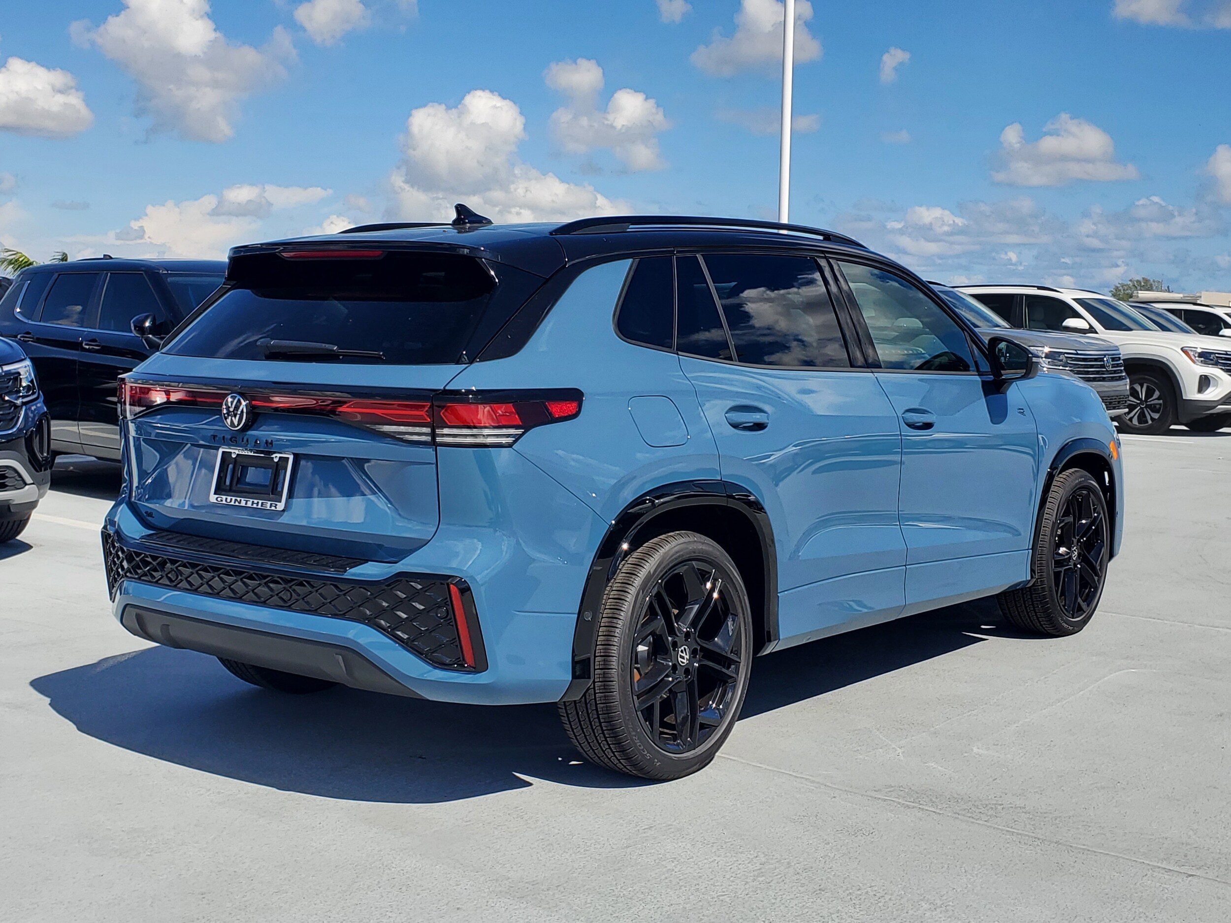 2026 Volkswagen Tiguan SE R-Line Black photo 3