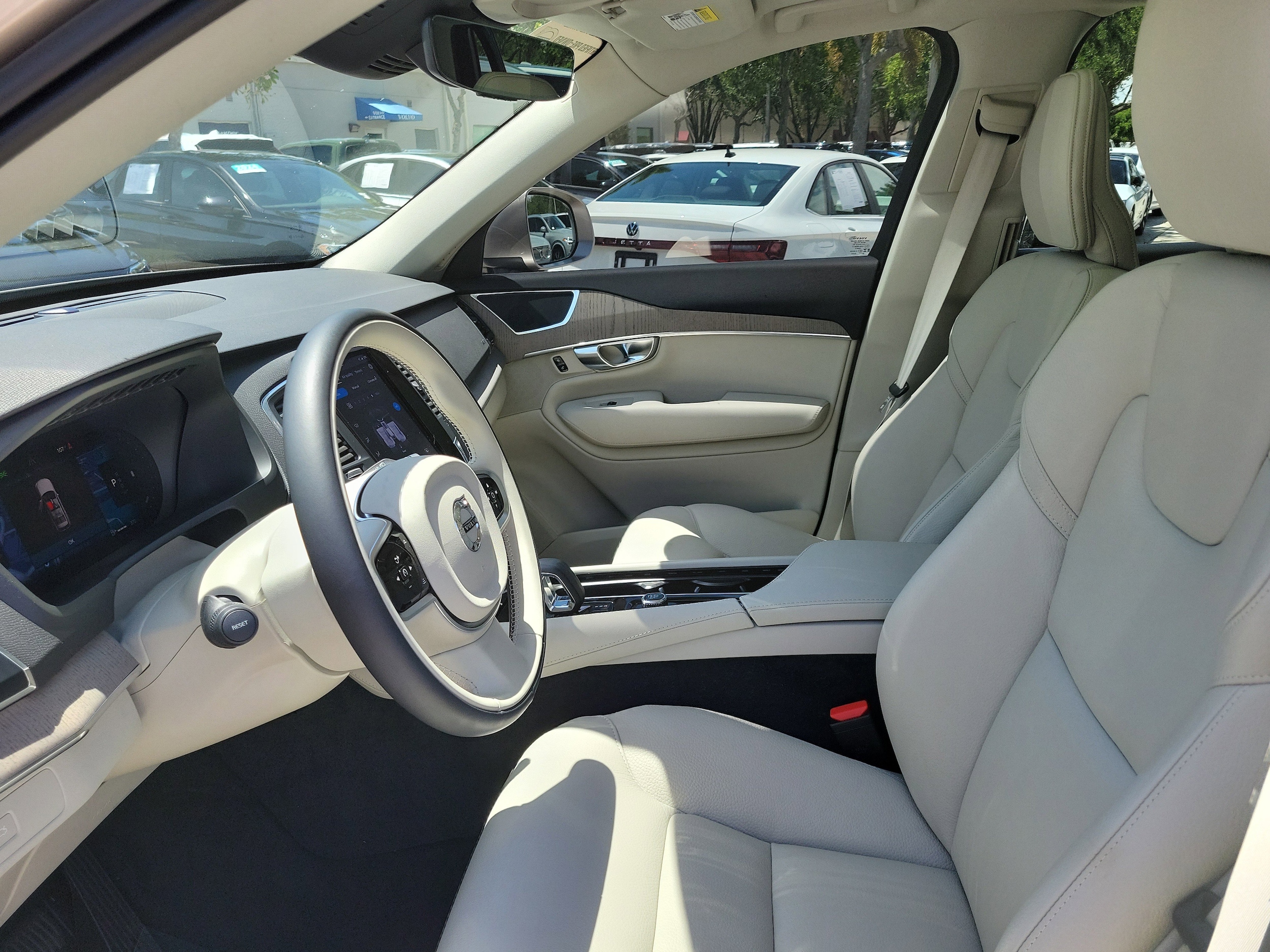2025 Volvo XC90 Core - Photo 18