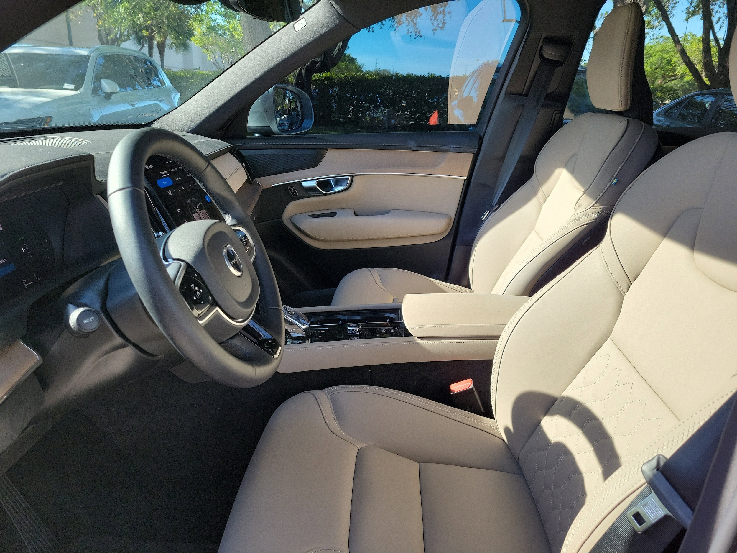 2025 Volvo XC90 Plus - Photo 16