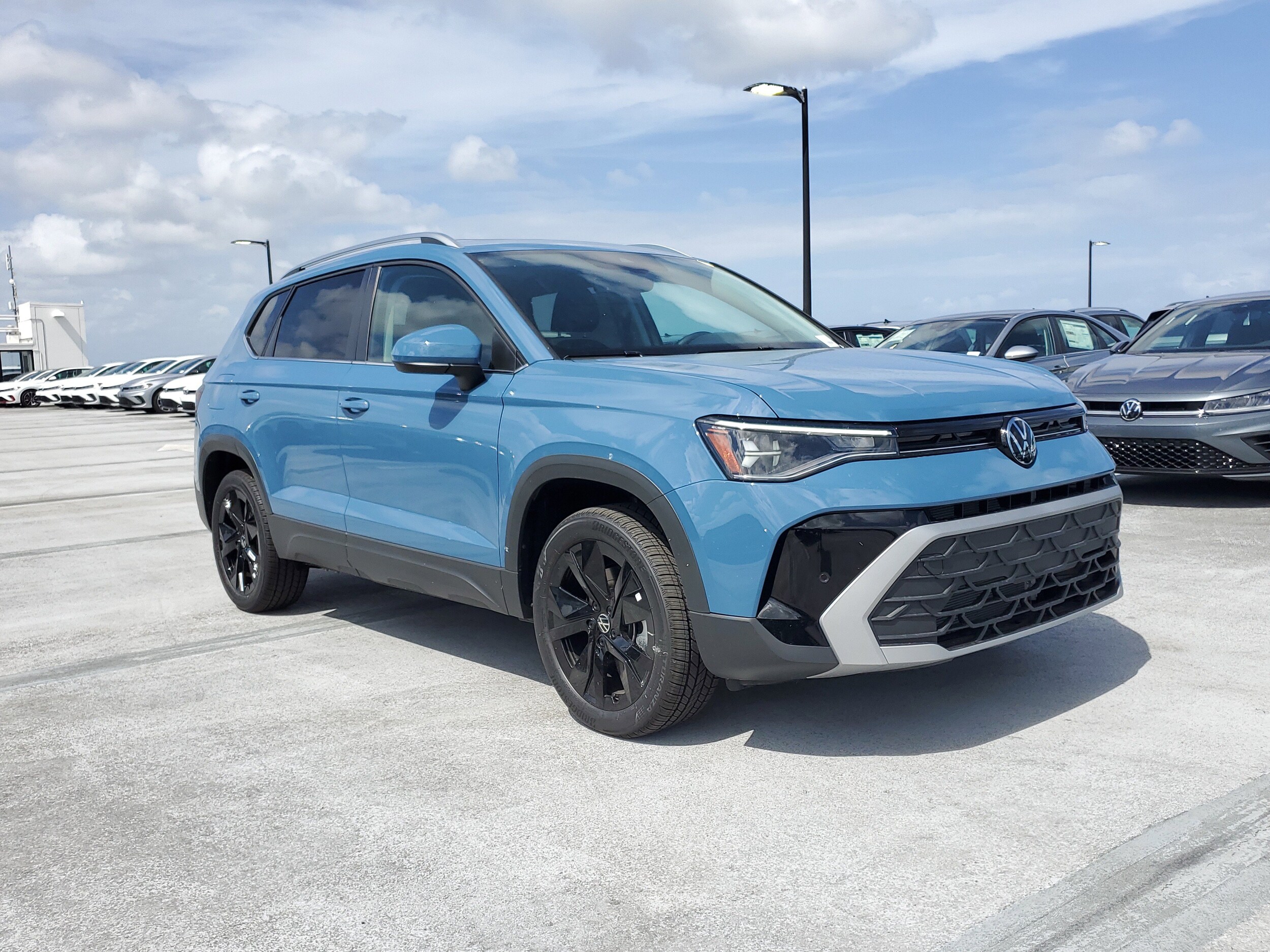 2025 Volkswagen Taos SE photo 2