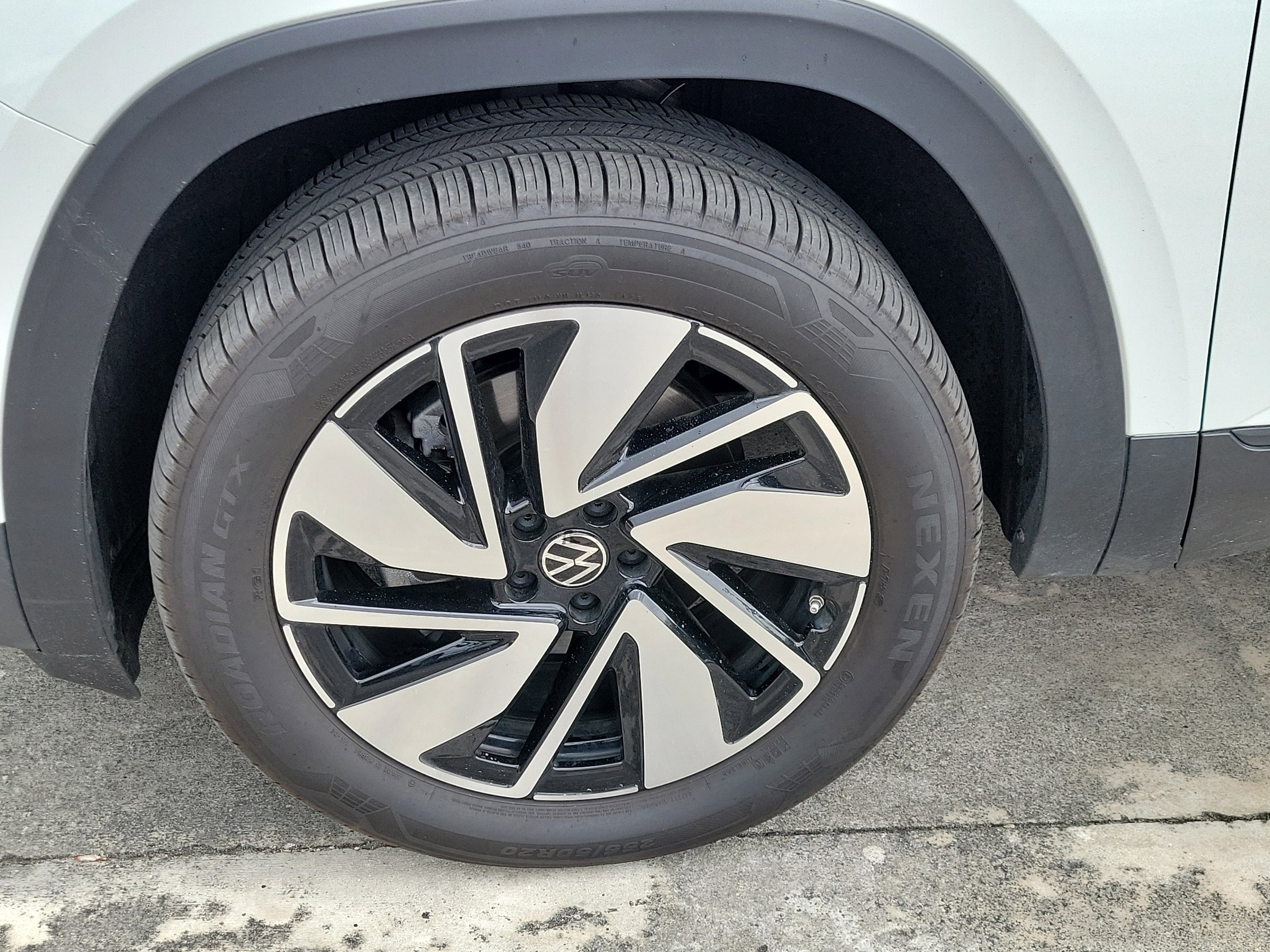 2026 Volkswagen Atlas SE w/Tech - Photo 8