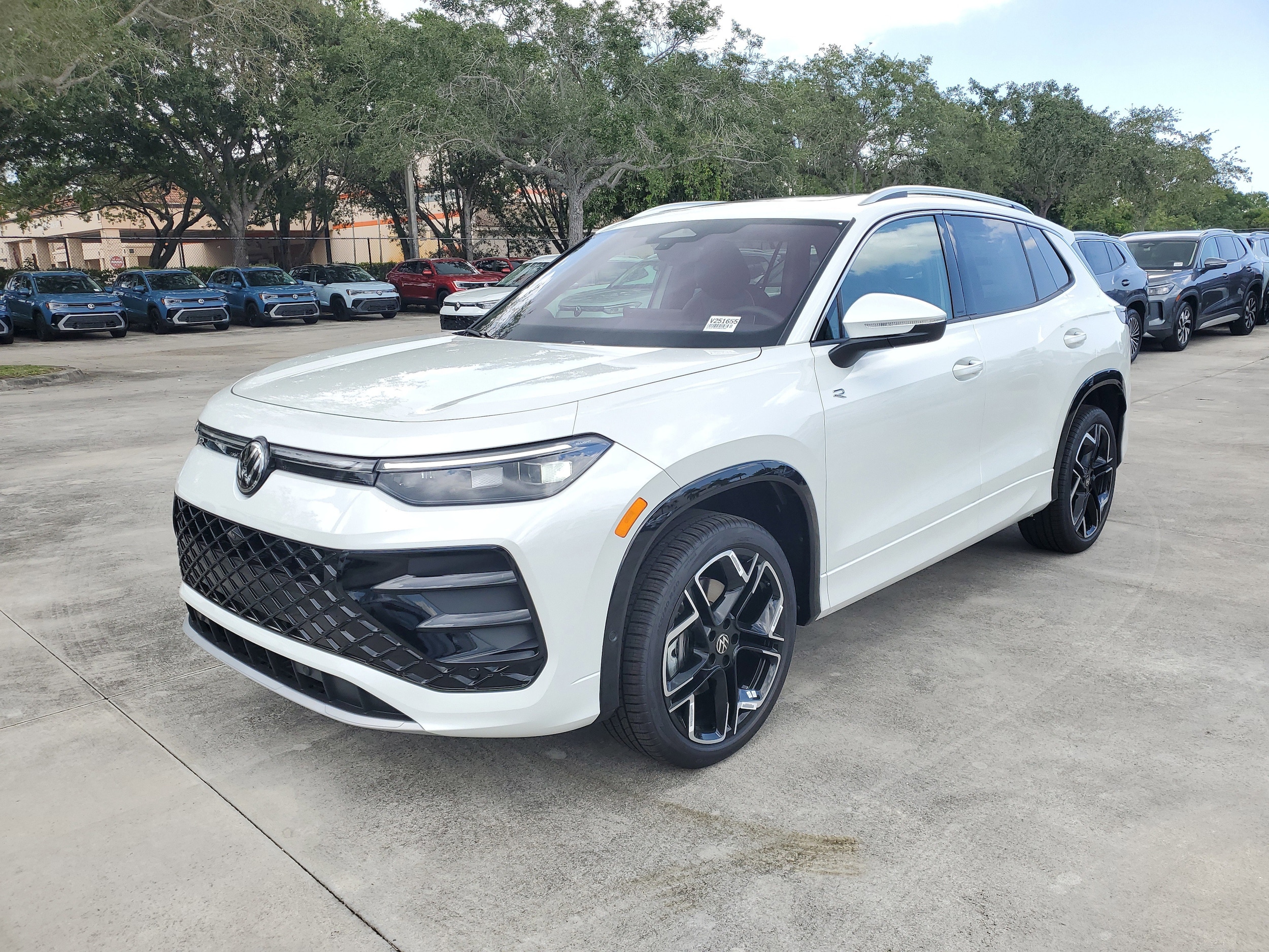2025 Volkswagen Tiguan SEL R-LINE