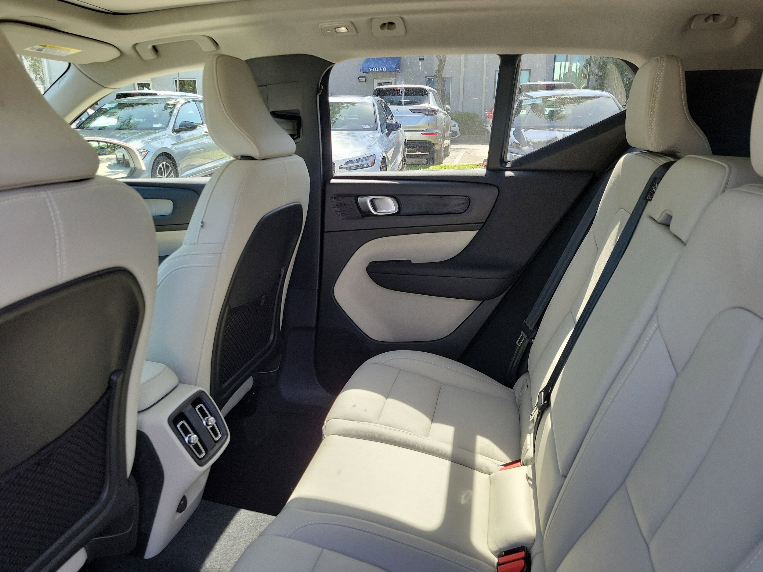 2024 Volvo XC40 Plus - Photo 15