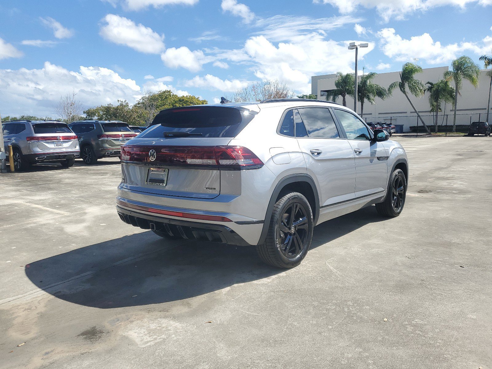 2025 Volkswagen Atlas Cross Sport SEL R-Line photo 3